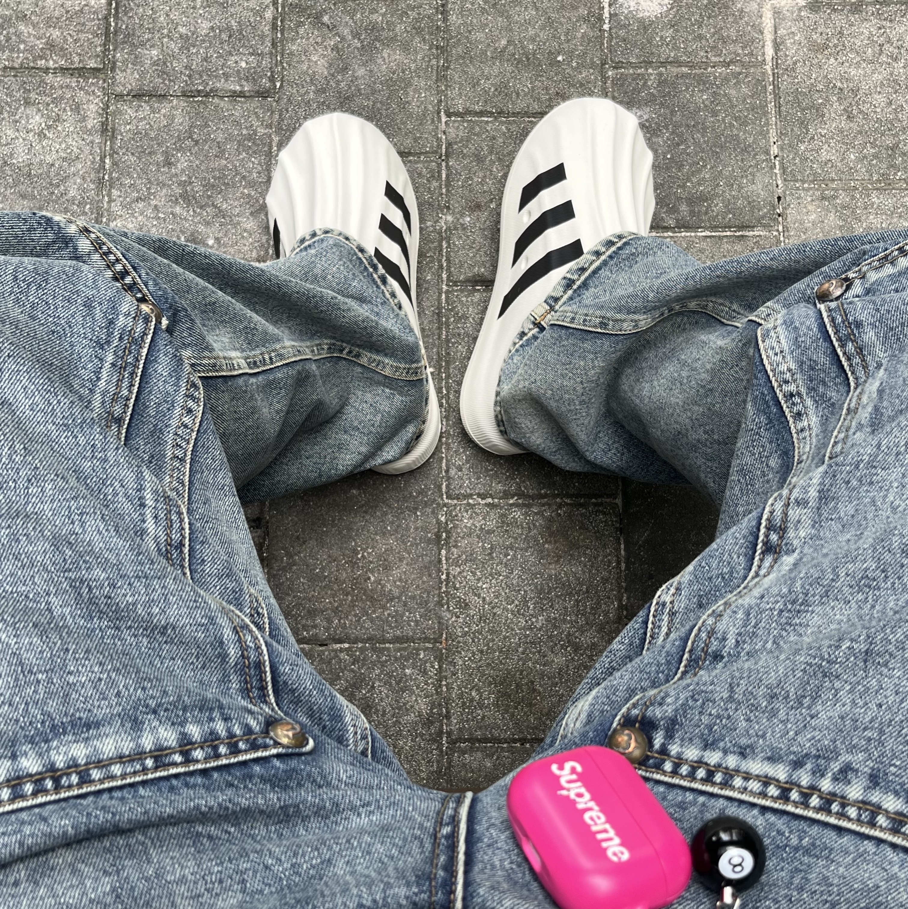 Adidas Adifom Superstar Core White, Stussy 8 Ball Keychain Black 착용 스타일