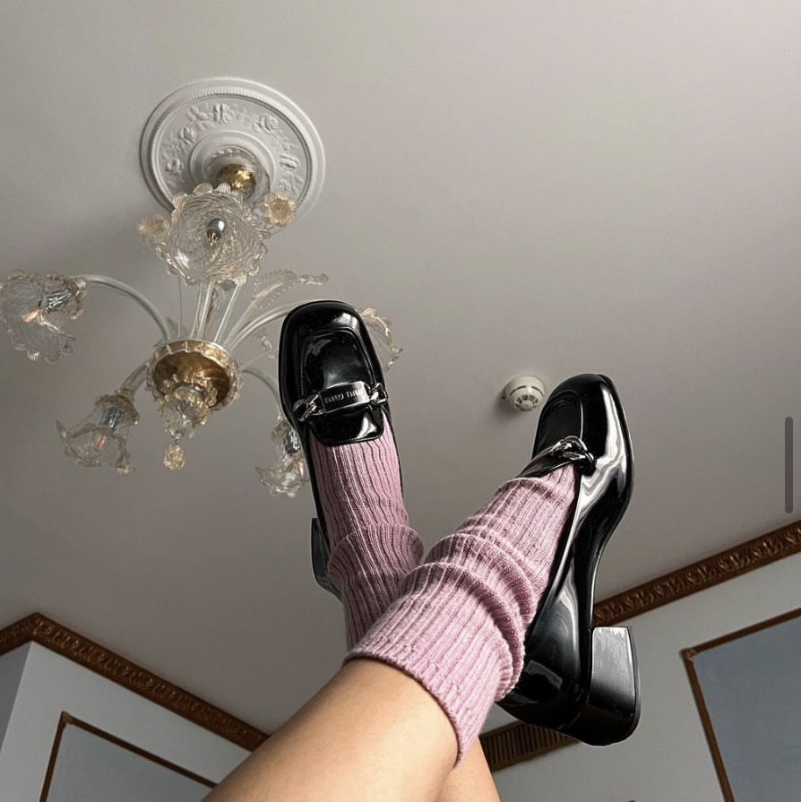 (W) Miu Miu Patent Leather Loafers Black 착용 스타일 - 2