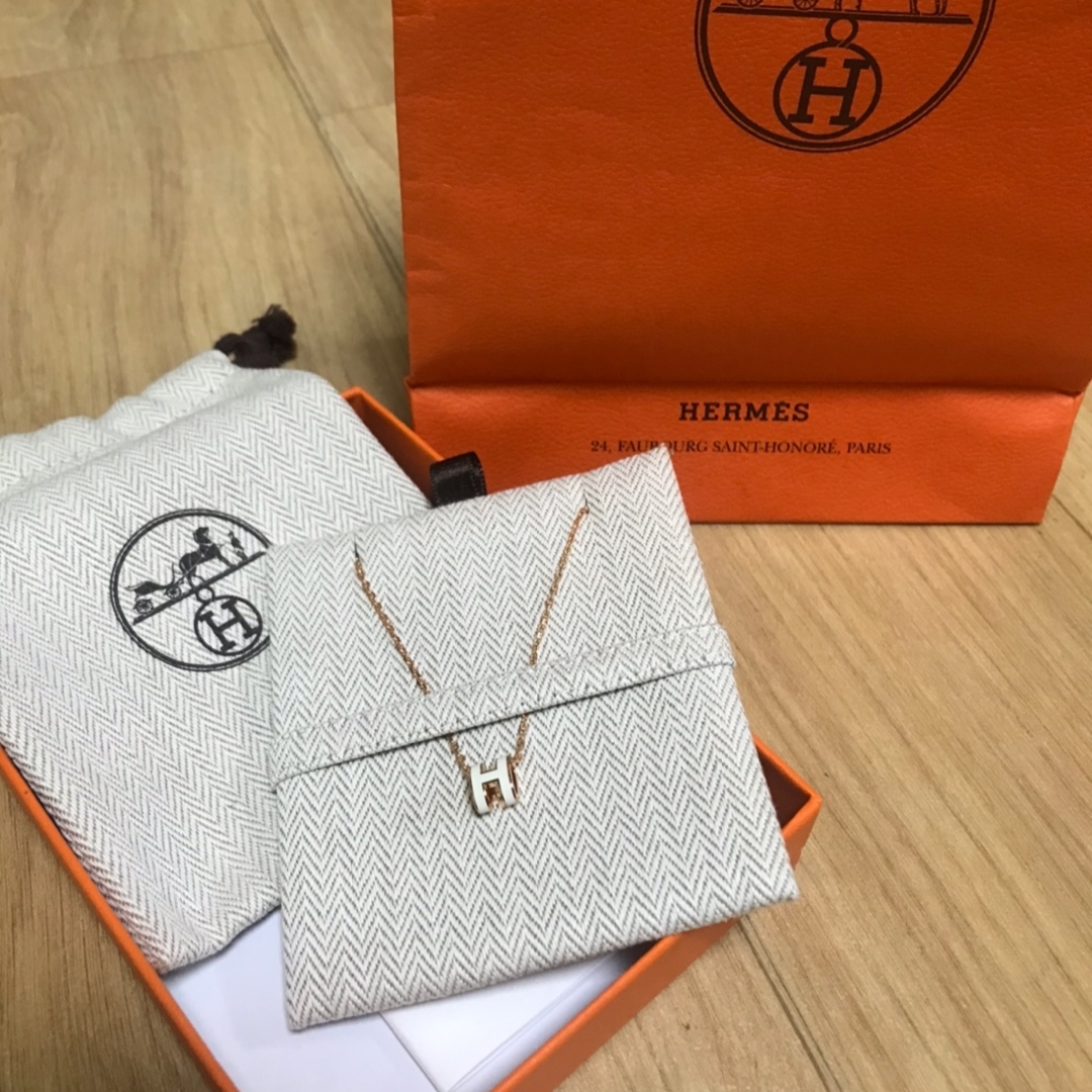 (W) Hermes Mini Pop H Pendant Rose Gold & Blanc 착용 스타일