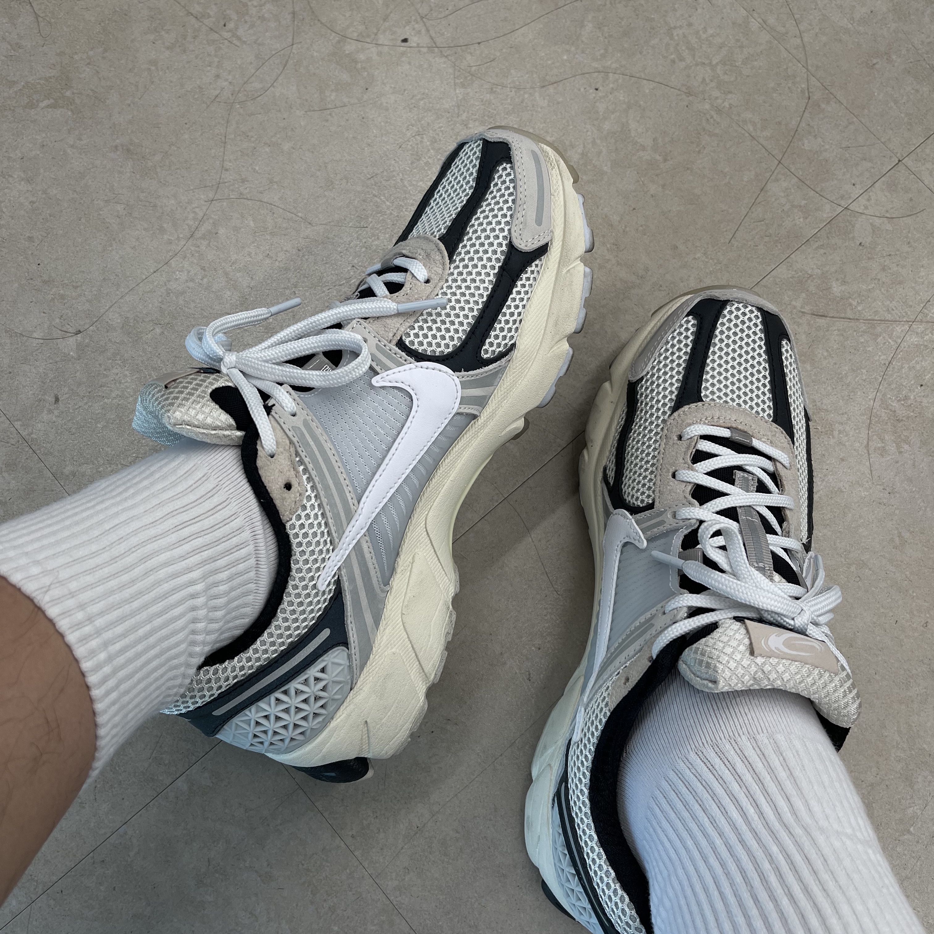Nike Zoom Vomero 5 Light Bone and Black 착용 스타일