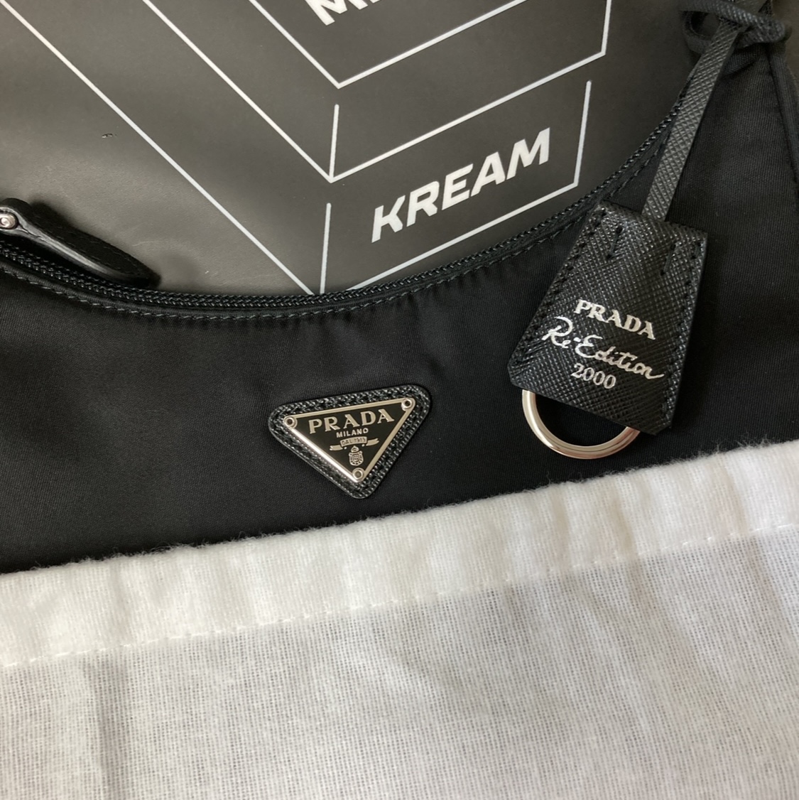 Prada Re-Edition 2000 Re-Nylon Mini Shoulder Bag Black 착용 스타일