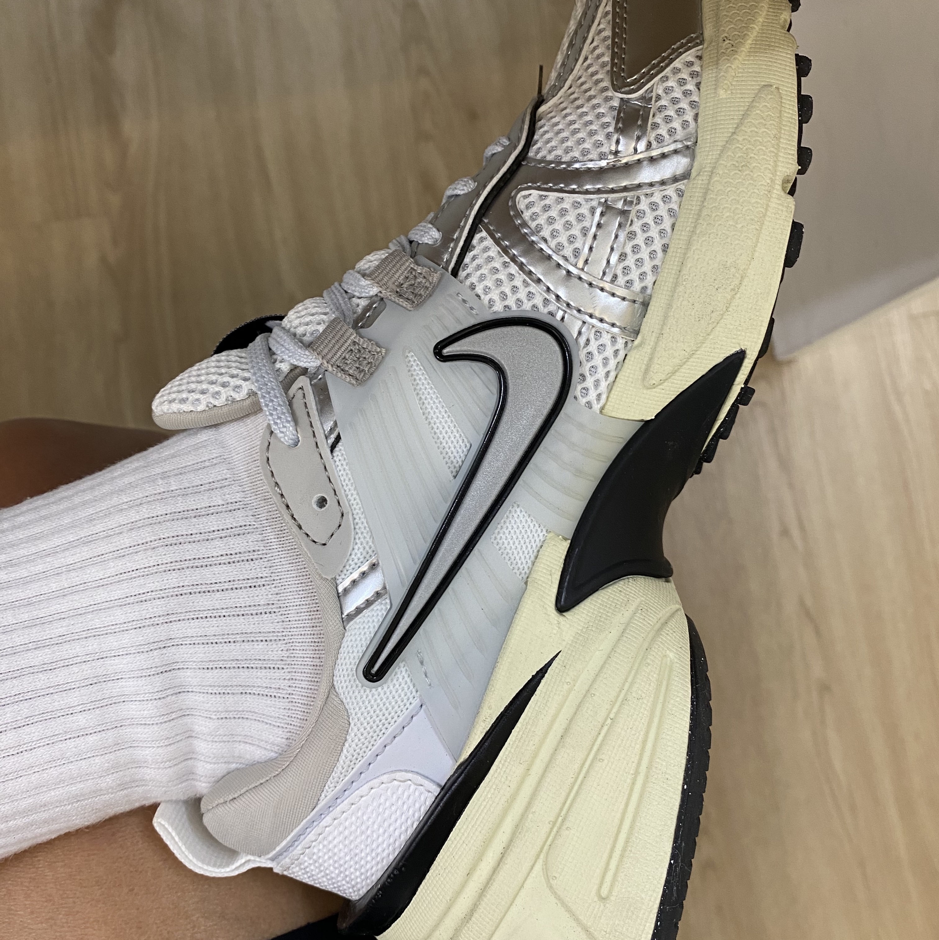 Nike V2K Run Summit White Metallic Silver 착용 스타일 - 1