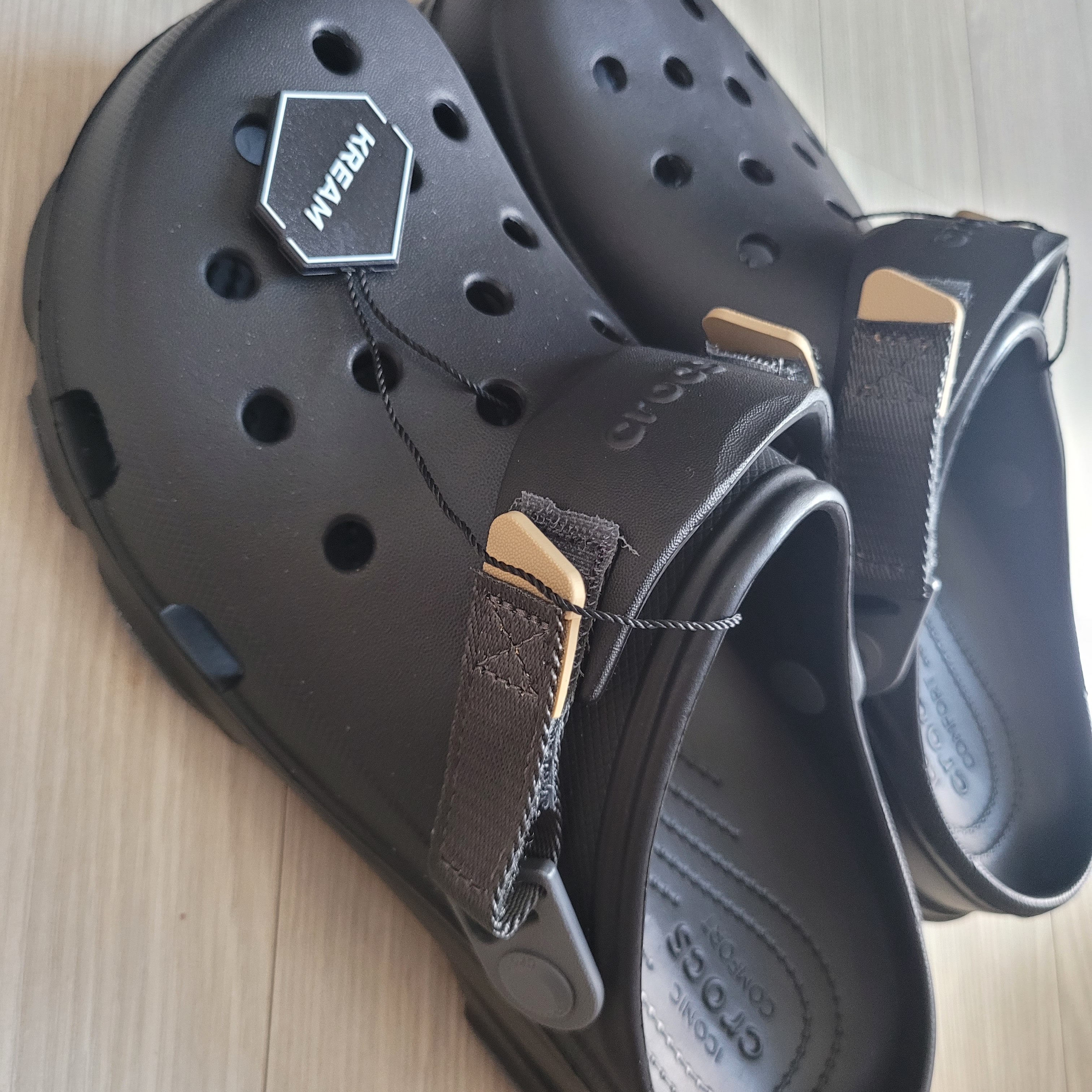 Crocs All Terrain Clog Black 착용 스타일
