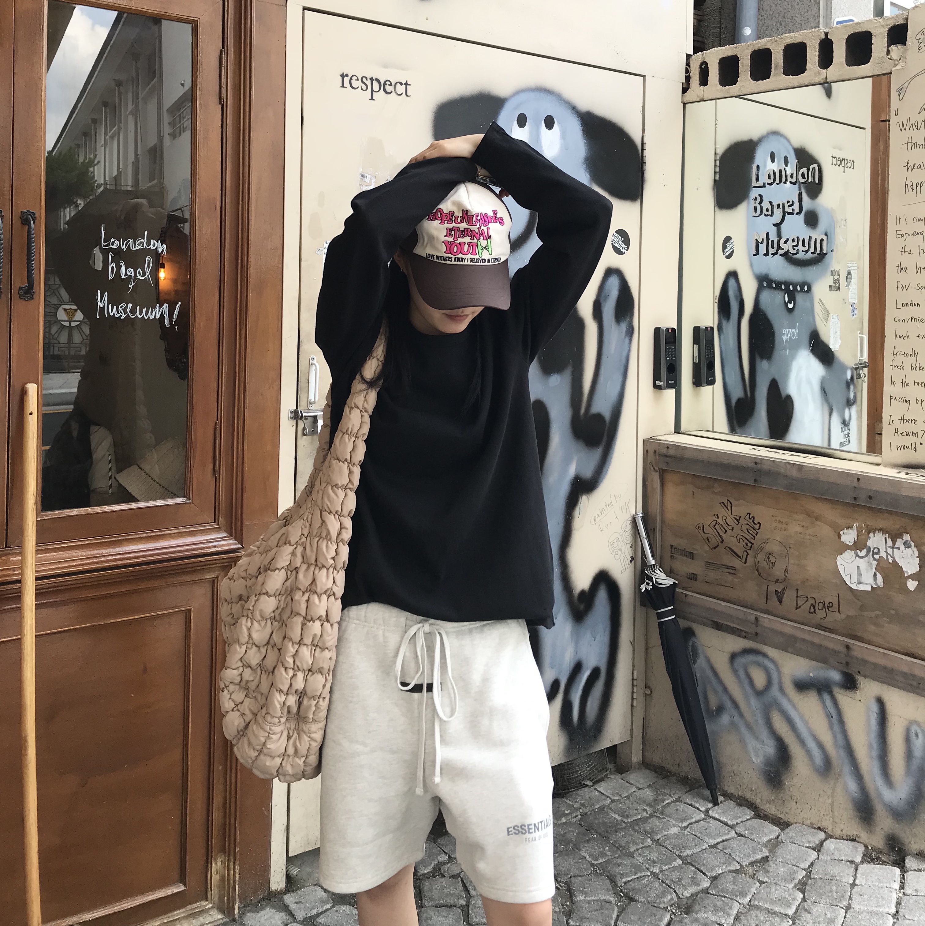 COS Quilted Oversized Shoulder Bag Beige, Essentials The Core Collection Sweatshorts Light Oatmeal 착용 스타일 - 3
