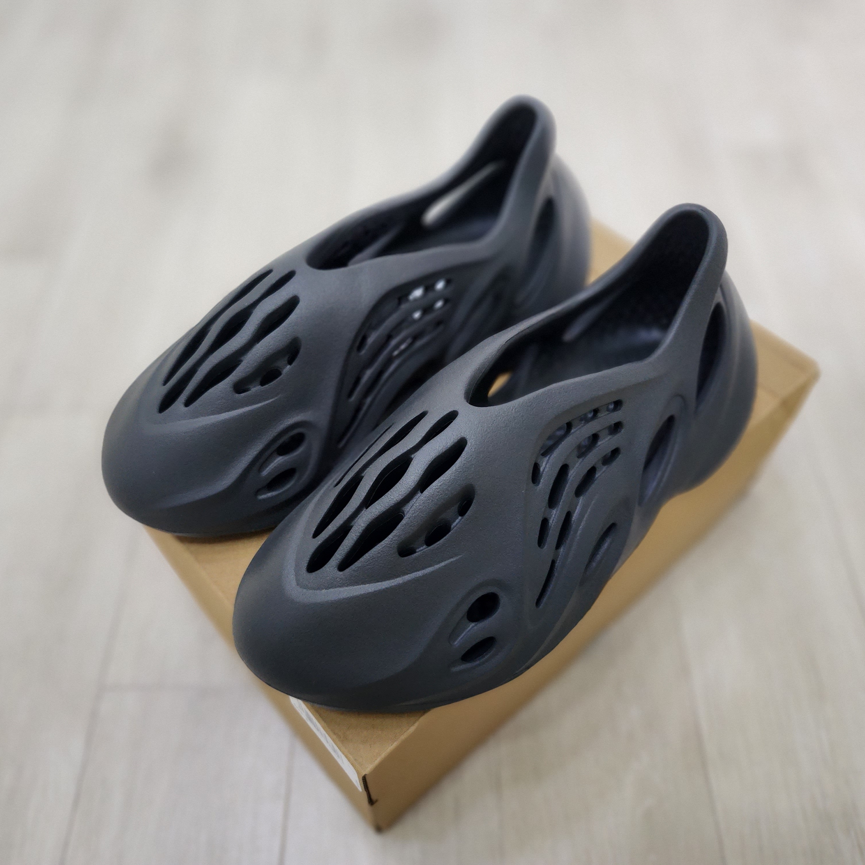 Adidas Yeezy Foam RNNR Carbon, Adidas Yeezy Foam RNNR Onyx 착용 스타일 - 2