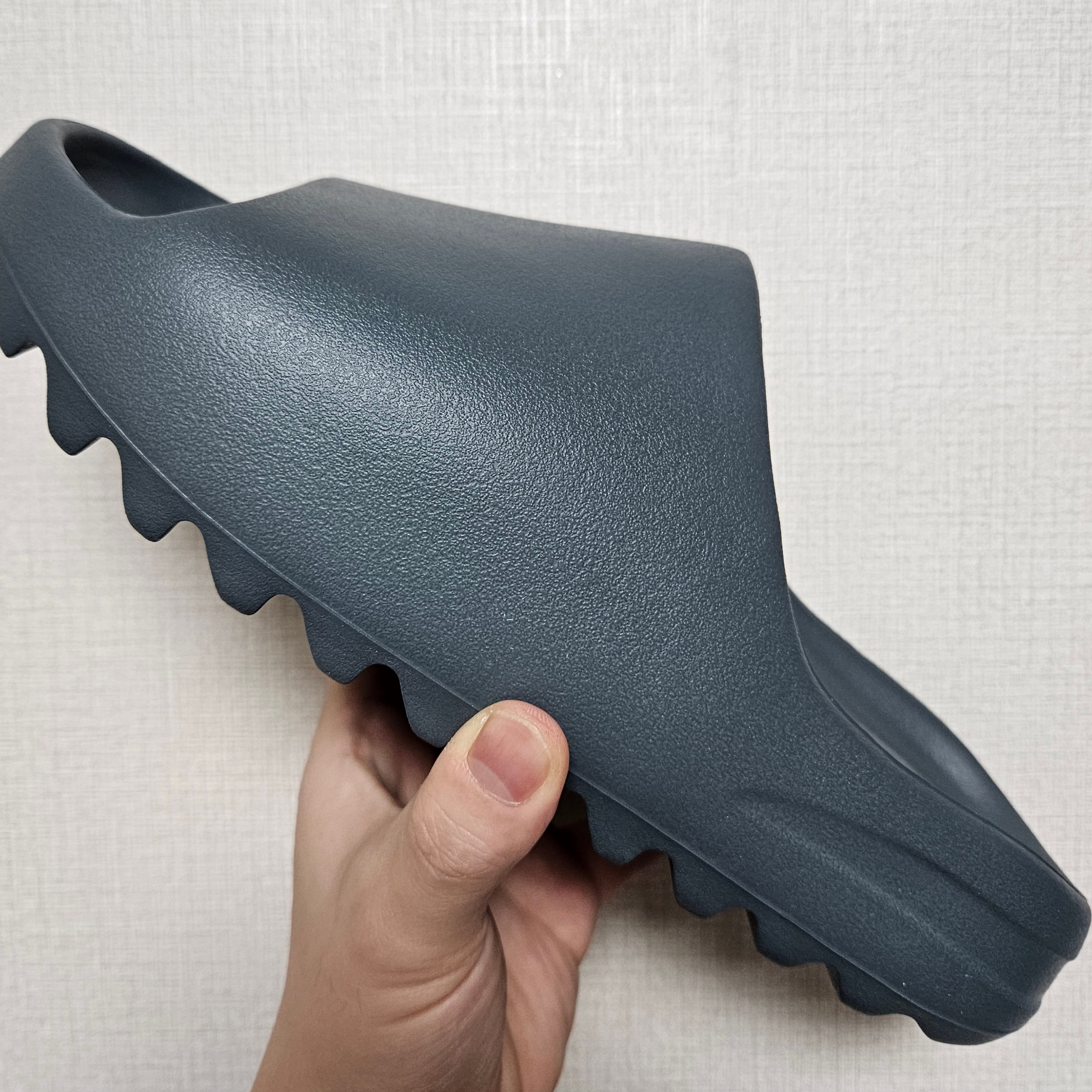 Adidas Yeezy Slide Slate Marine 착용 스타일