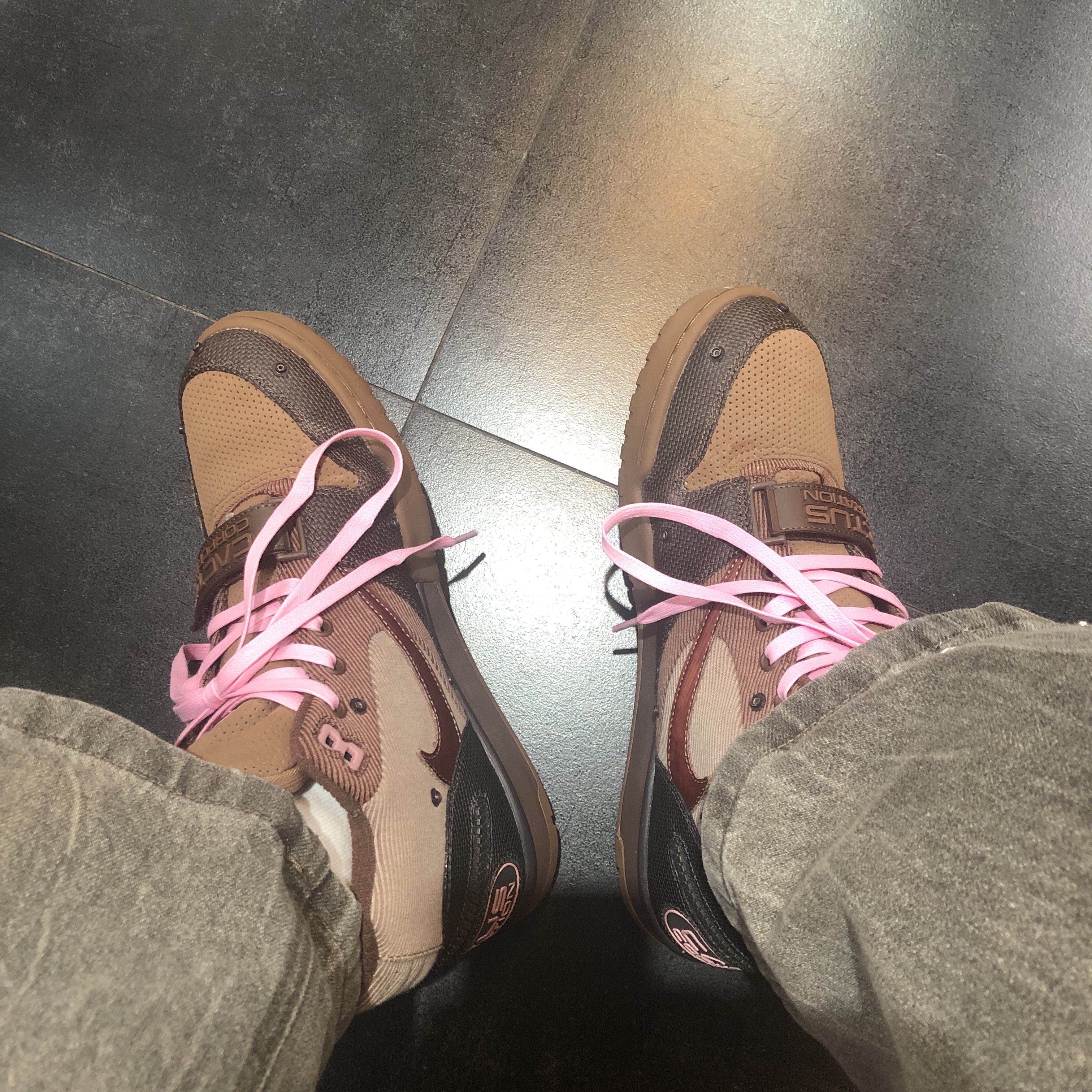 Nike x Travis Scott Air Trainer 1 Archaeo Brown and Rust Pink 착용 스타일