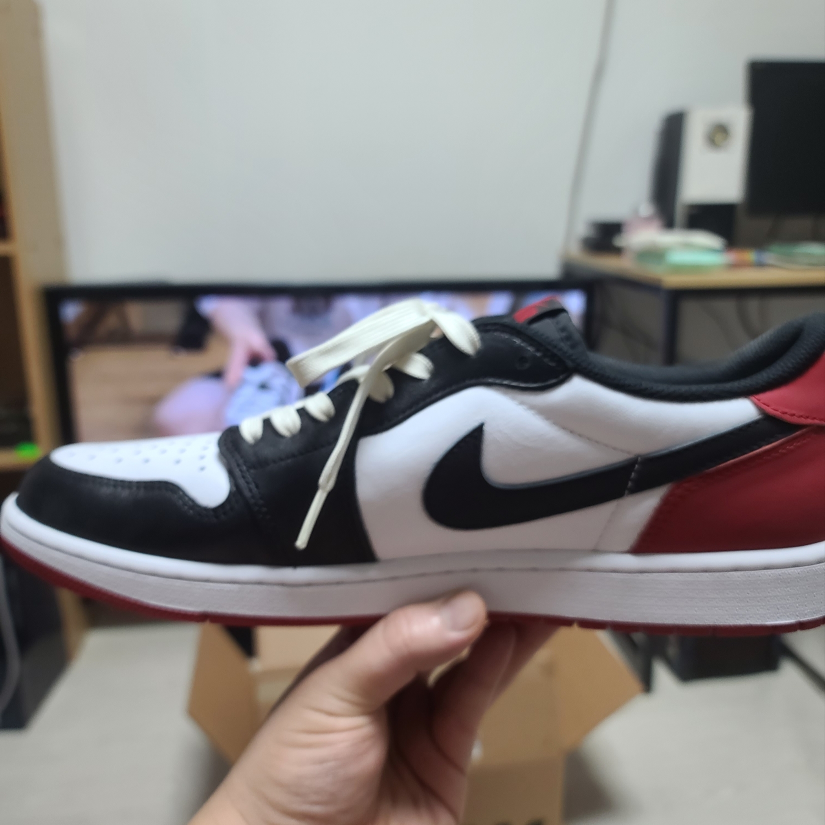 Jordan 1 Retro Low OG Black Toe 착용 스타일 - 5