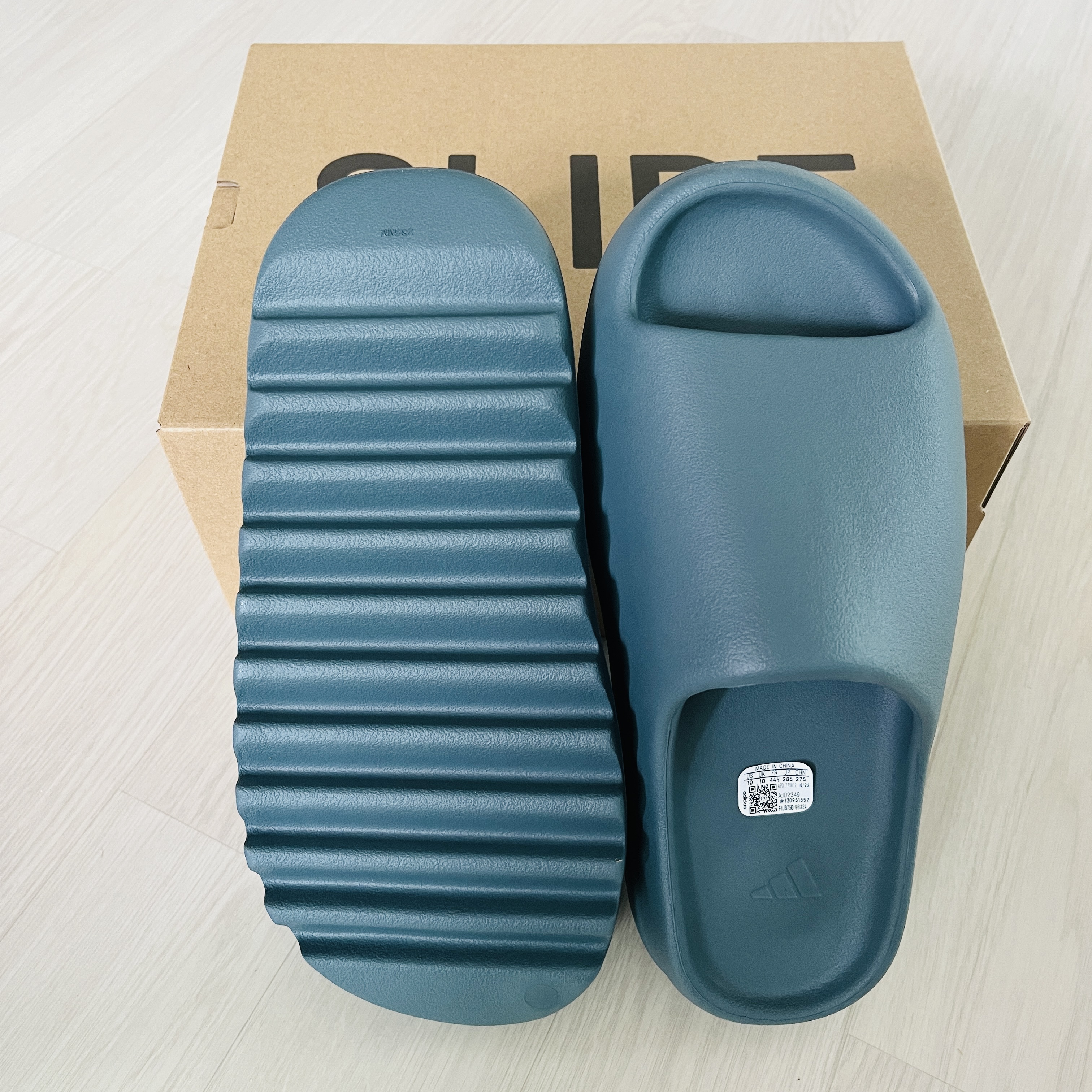 Adidas Yeezy Slide Slate Marine 착용 스타일 - 2