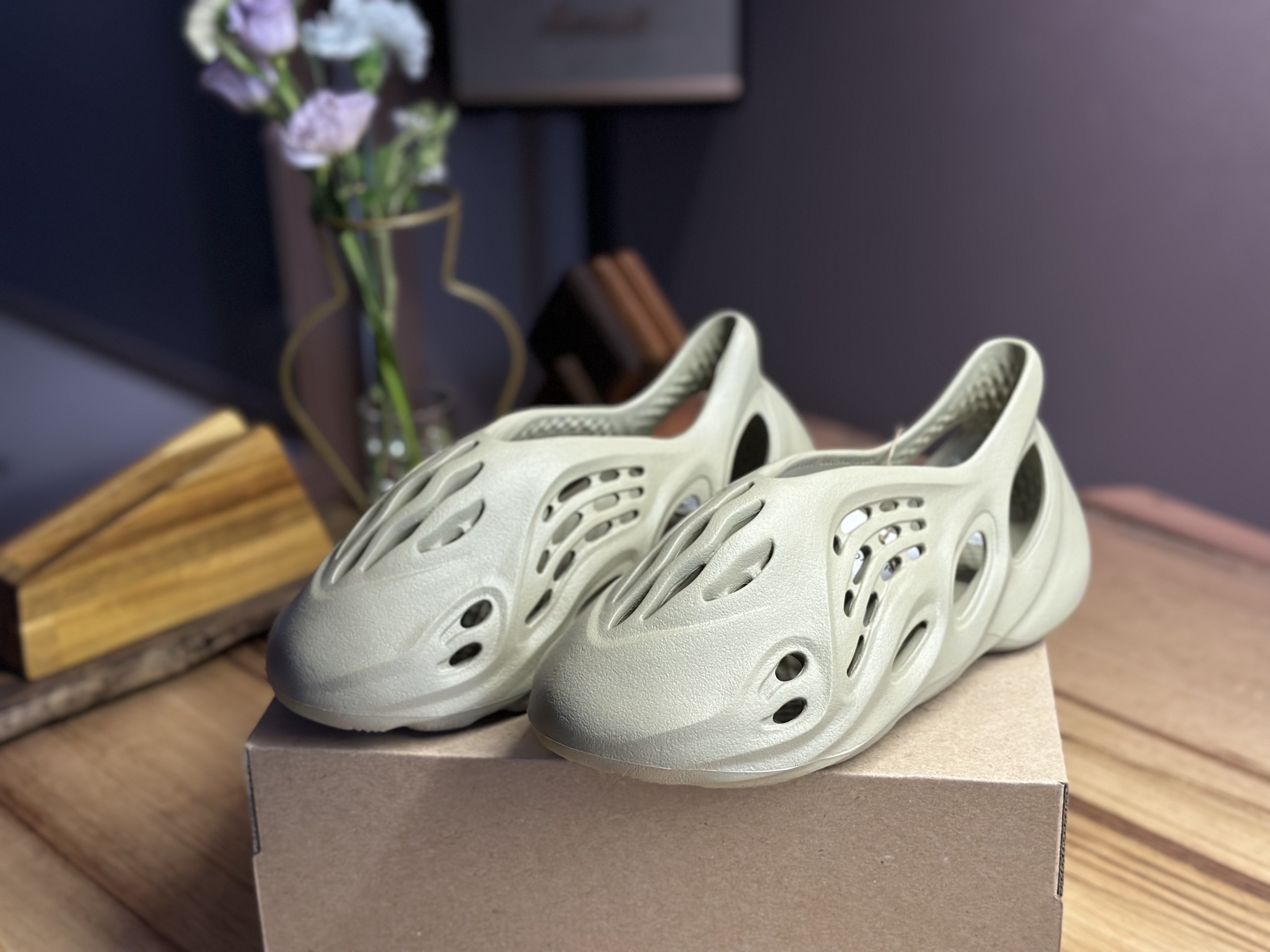 Adidas Yeezy Foam RNNR Stone Salt 착용 스타일 - 2