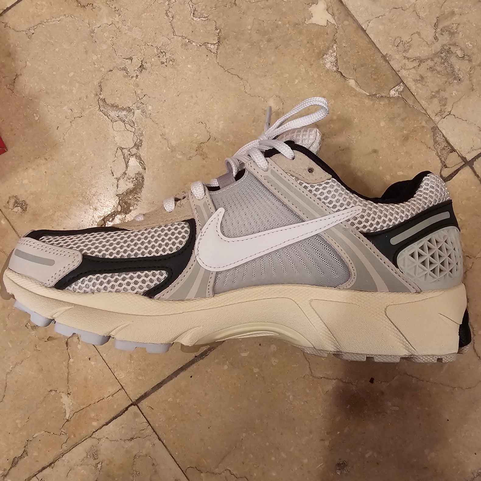 Nike Zoom Vomero 5 Light Bone and Black 착용 스타일 - 2