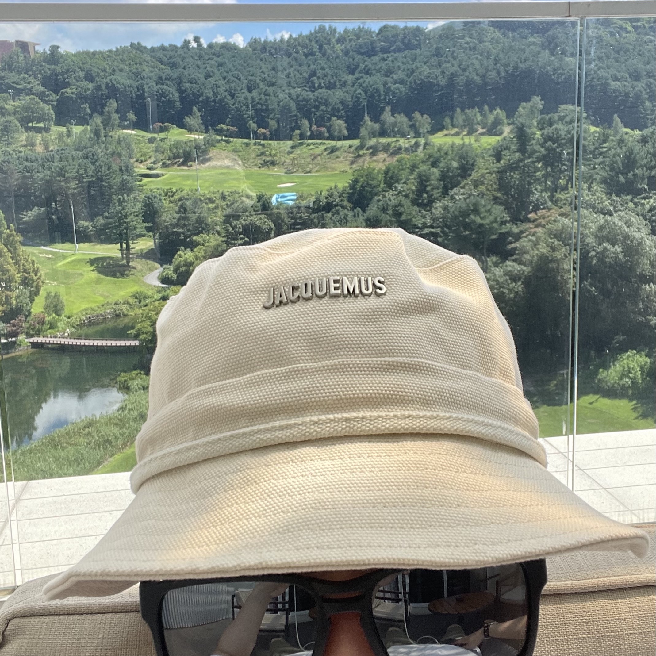 Jacquemus Le Bob Gadjo Bow Bucket Hat Off White 착용 스타일 - 1