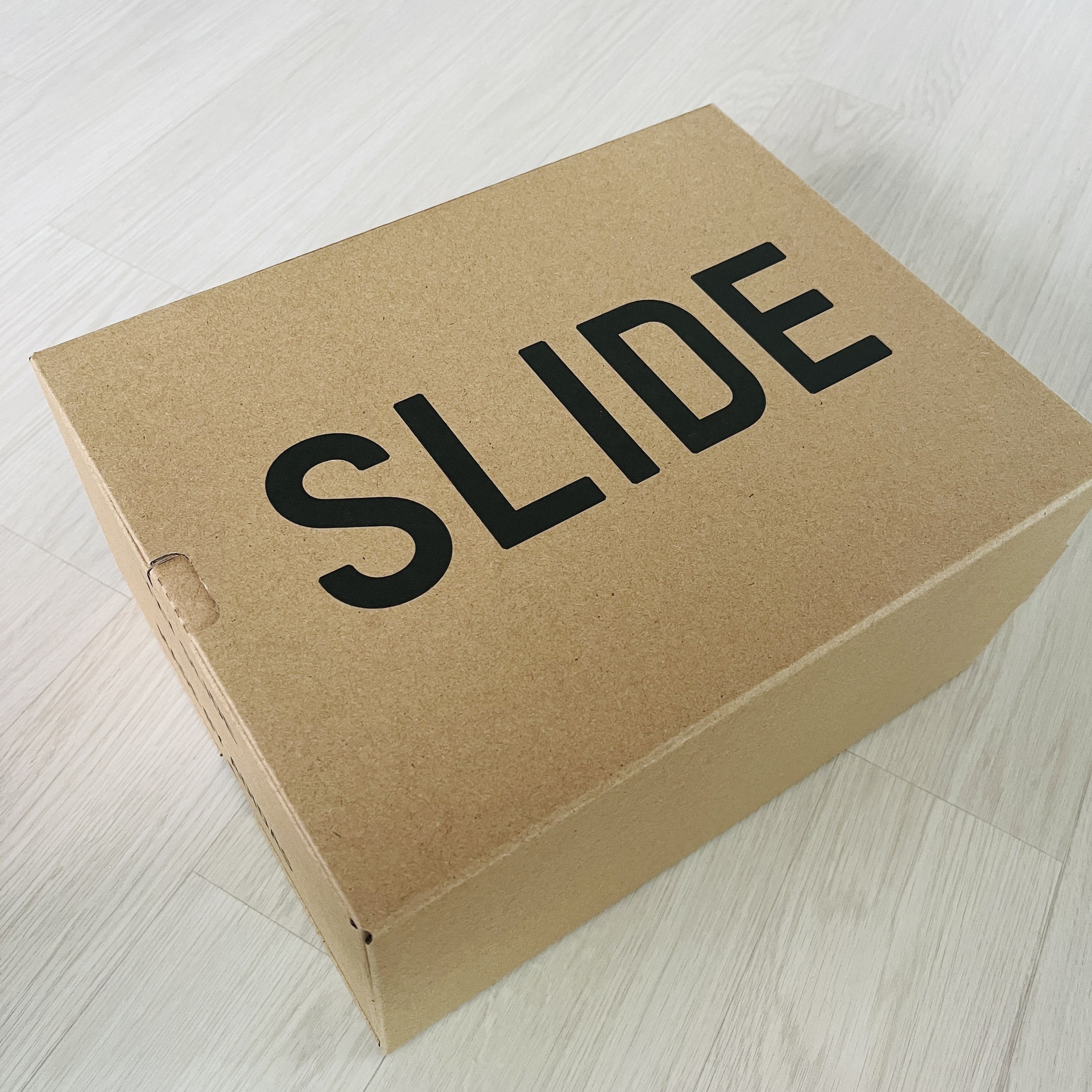 Adidas Yeezy Slide Slate Marine 착용 스타일 - 4
