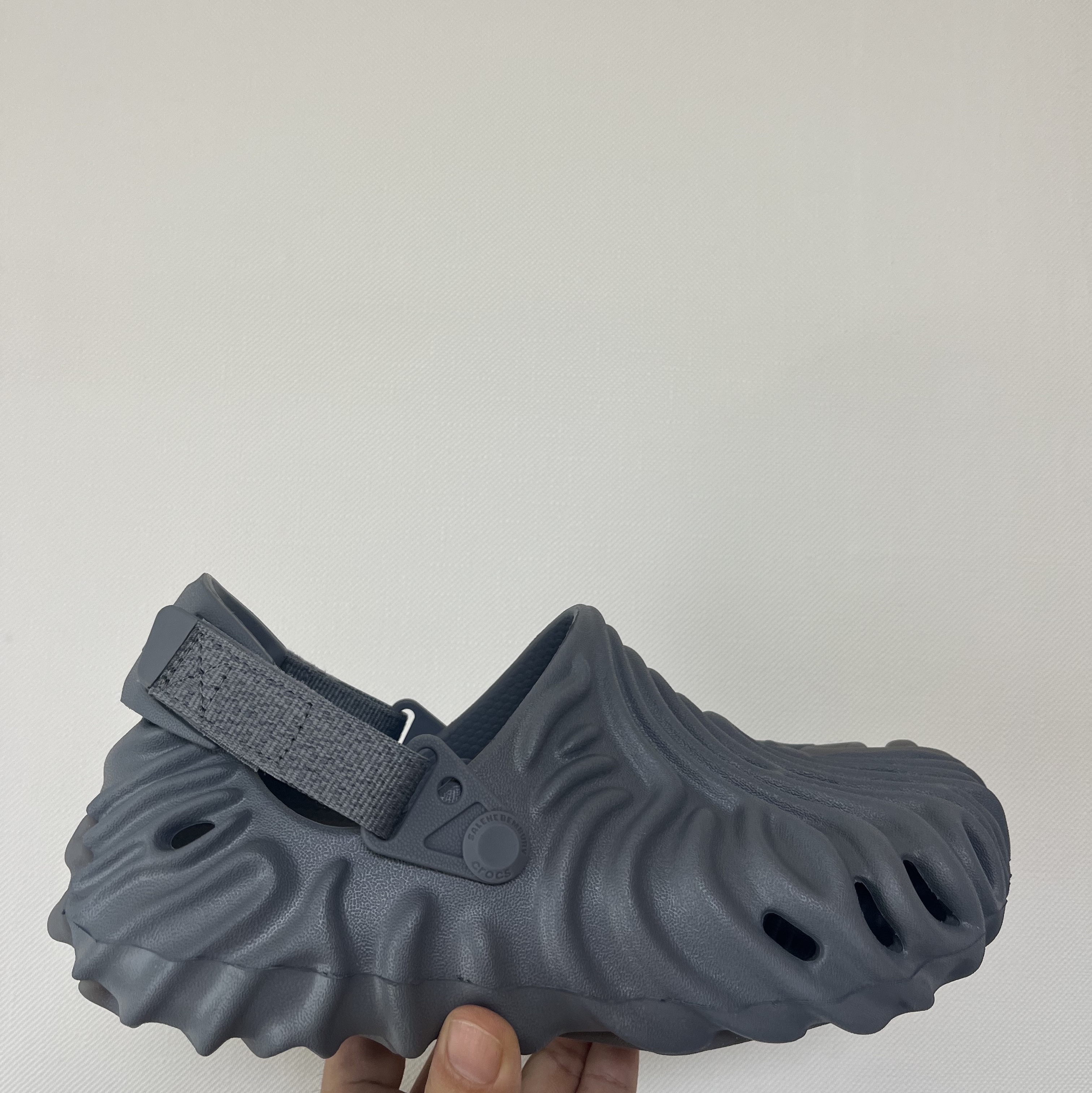 Crocs x Salehe Bembury Pollex Clog Niagara 착용 스타일 - 1