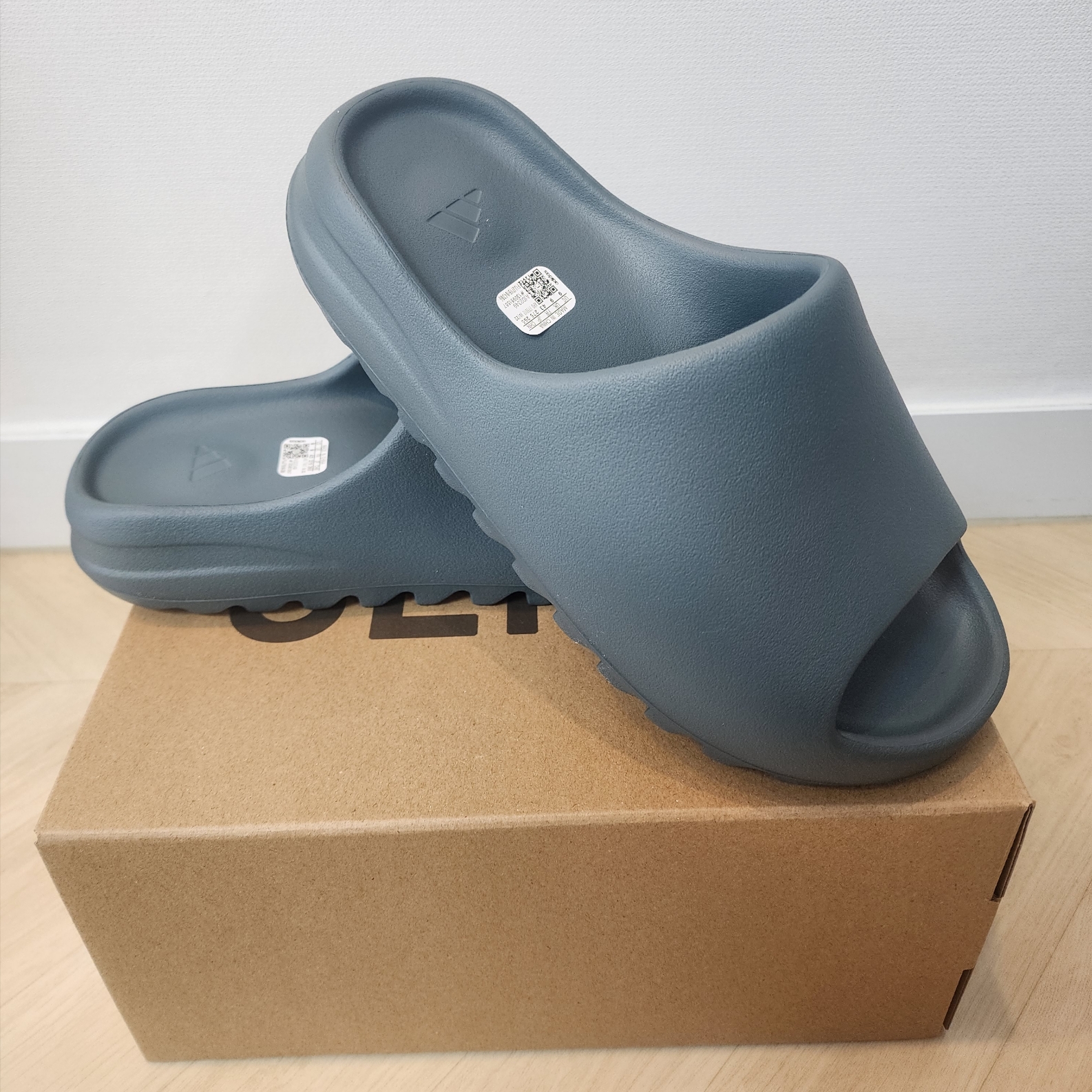 Adidas Yeezy Slide Slate Marine 착용 스타일