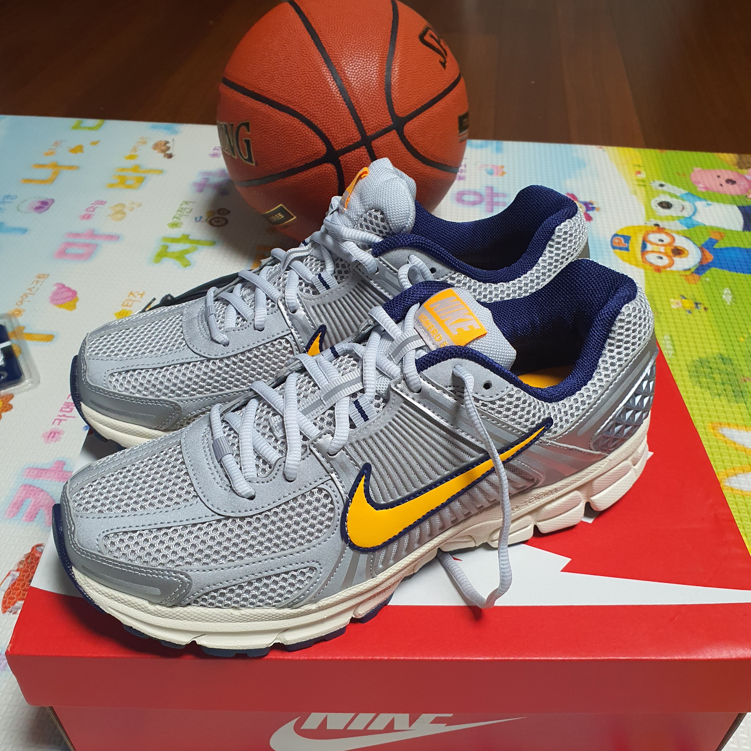 Nike Zoom Vomero 5 Pure Platinum and Laser Orange 착용 스타일