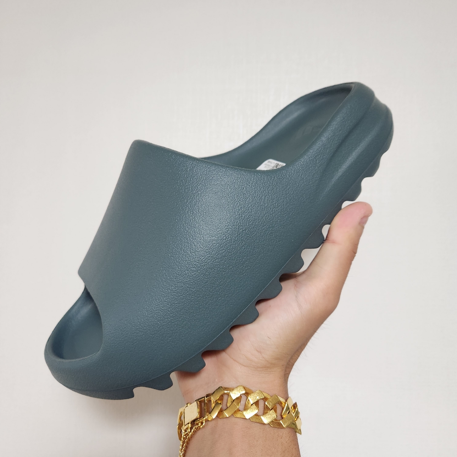 Adidas Yeezy Slide Slate Marine 착용 스타일