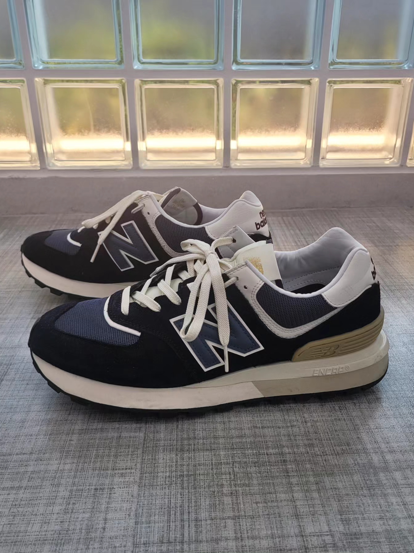 New Balance 574 Legacy Navy 착용 스타일 - 1