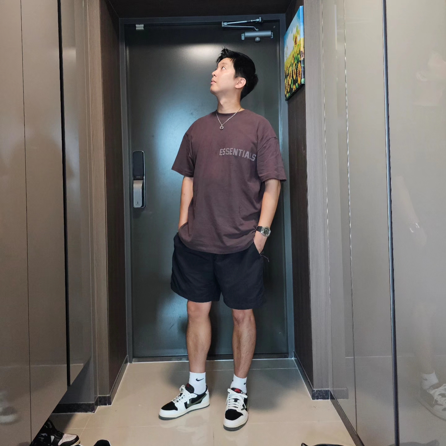 (W) Jordan 1 x Travis Scott Retro Low OG SP Medium Olive, Essentials SS T-Shirt Plum - 23SS 착용 스타일 - 2