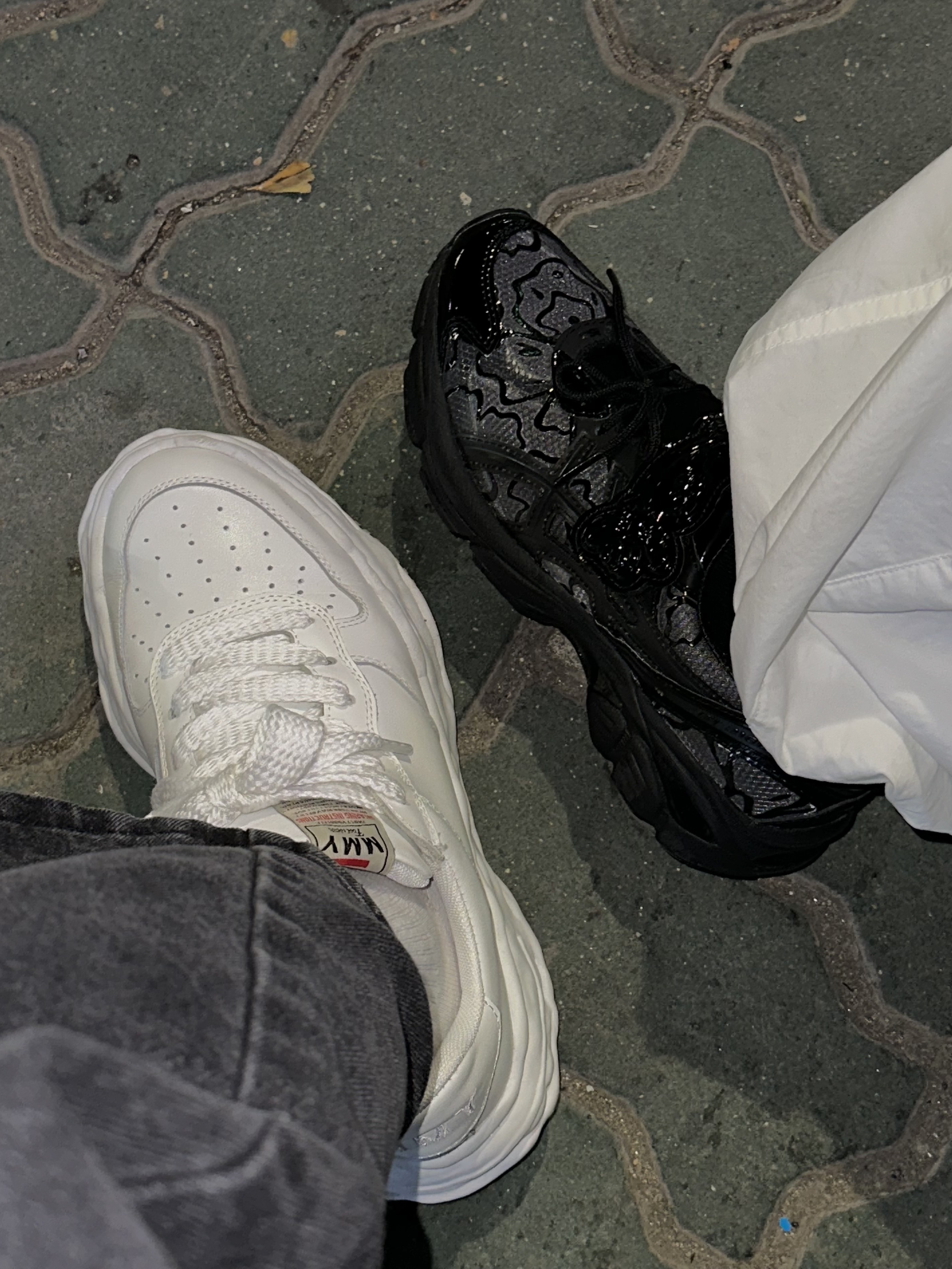 Maison Mihara Yasuhiro Wayne OG Sole Leather Low-top Sneakers White, Lemaire Croissant Coin Purse Necklace Soft Grained Leather Chalk 착용 스타일 - 5