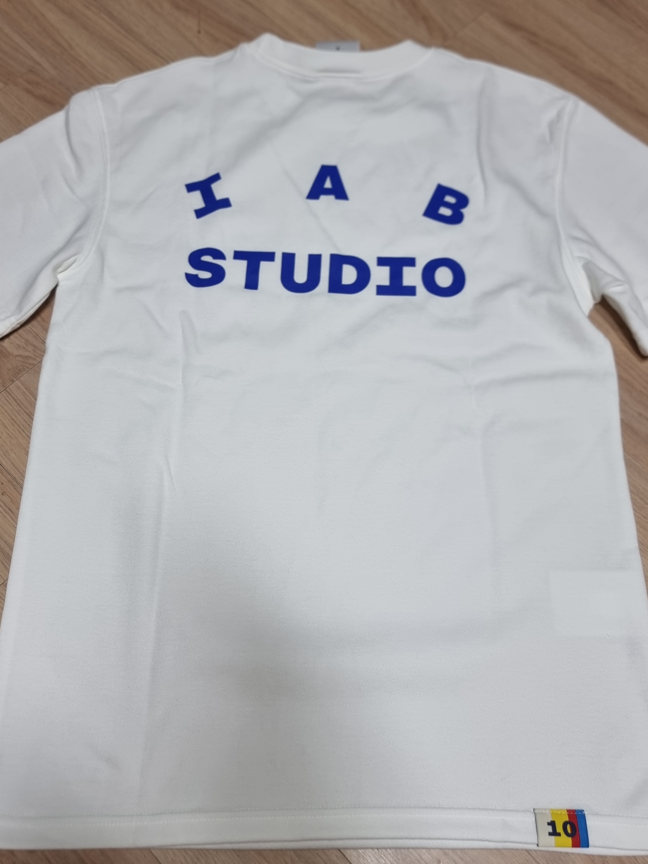 IAB Studio 10th Anniversary T-Shirts Pack White & Black (2 Pack) 착용 스타일 - 4
