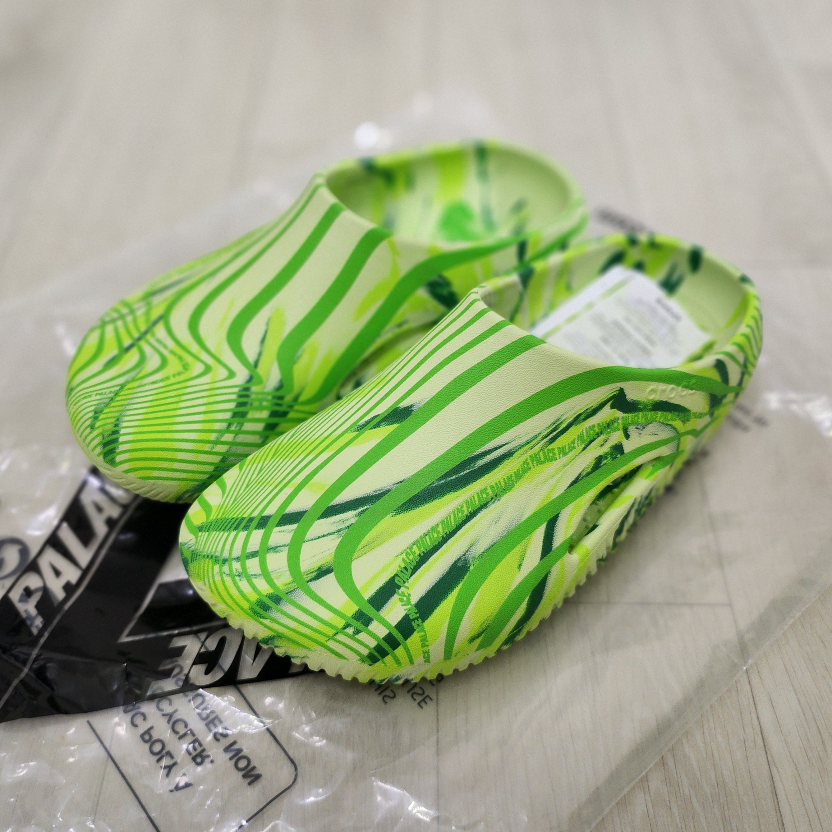 Crocs x Palace Recovery Clog Celery Multi 착용 스타일 - 2