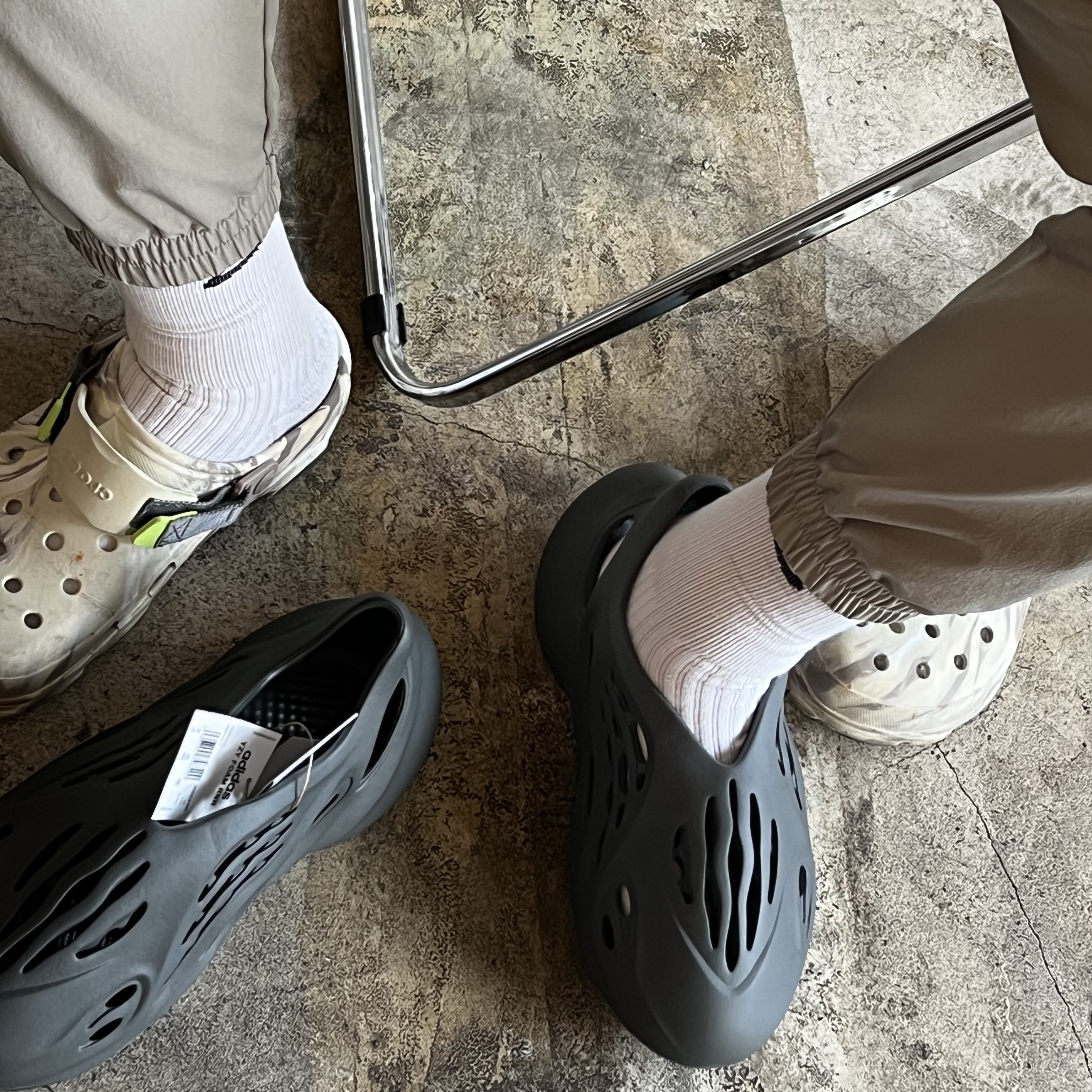 Adidas Yeezy Foam RNNR Carbon 착용 스타일 - 1