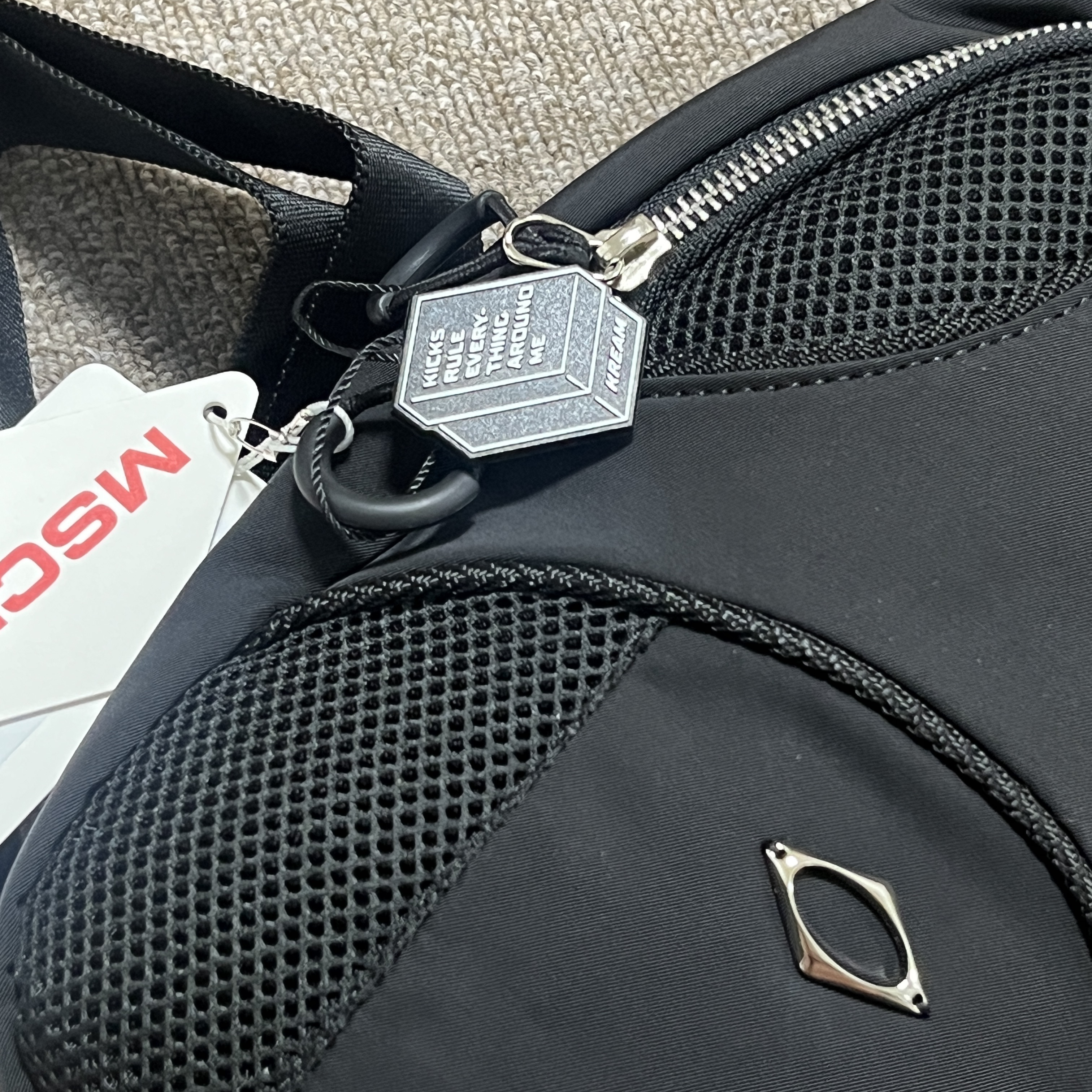 Mischief Foldable Sling Bag Black 착용 스타일