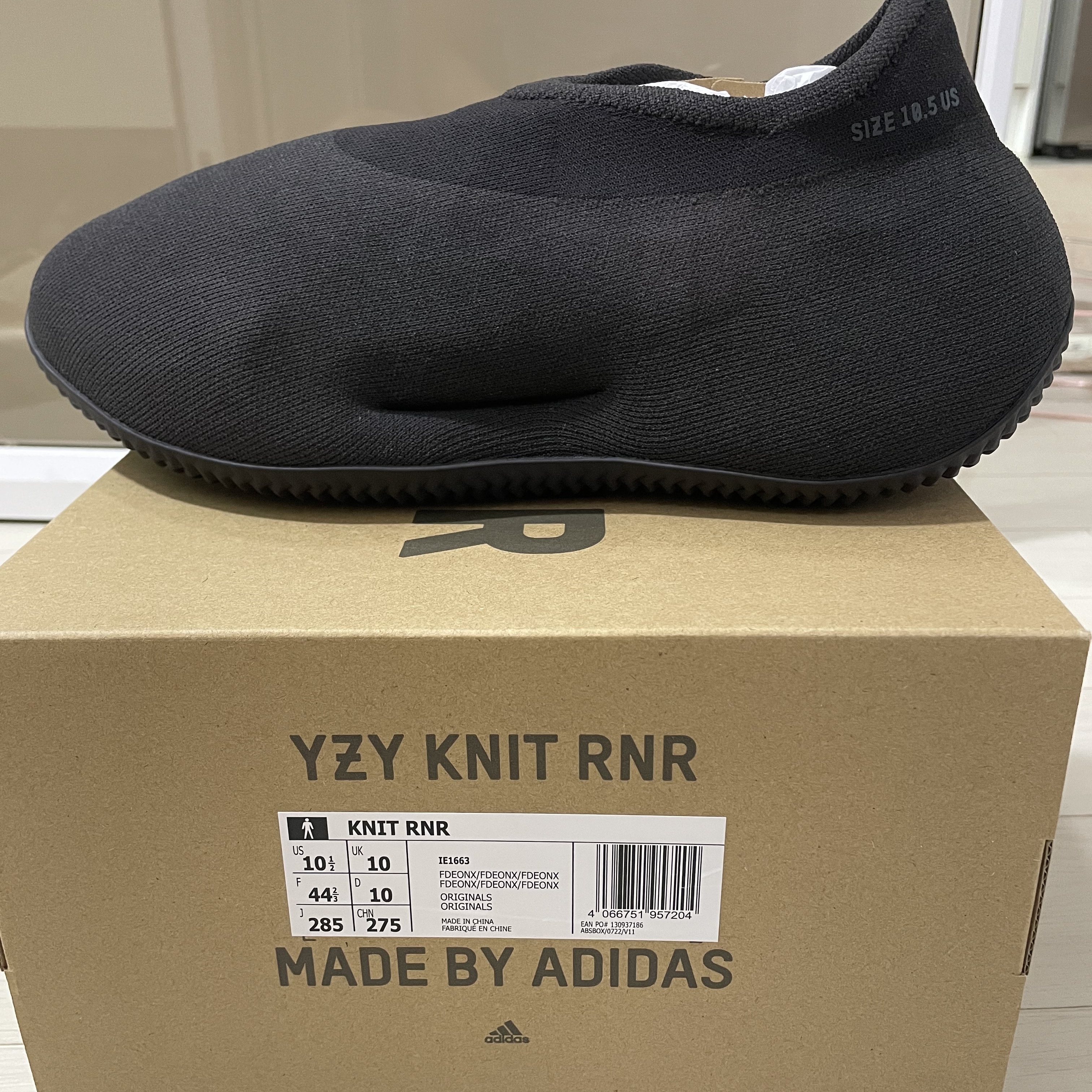 Adidas Yeezy Knit RNR Fade Onyx 착용 스타일