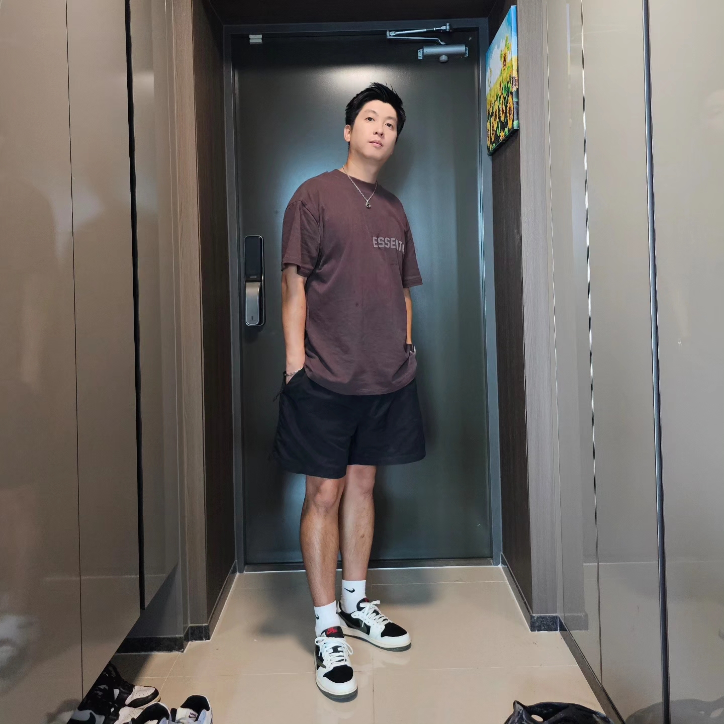 (W) Jordan 1 x Travis Scott Retro Low OG SP Medium Olive, Essentials SS T-Shirt Plum - 23SS 착용 스타일 - 3