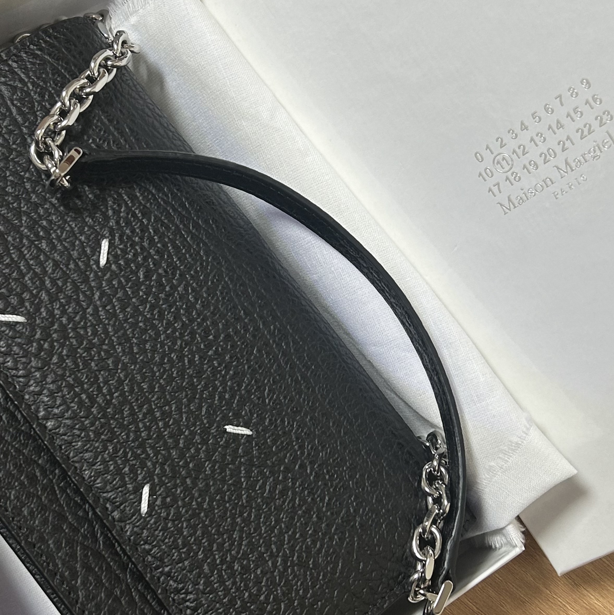 Maison Margiela Four Stitches Chain Flap Wallet Black 착용 스타일