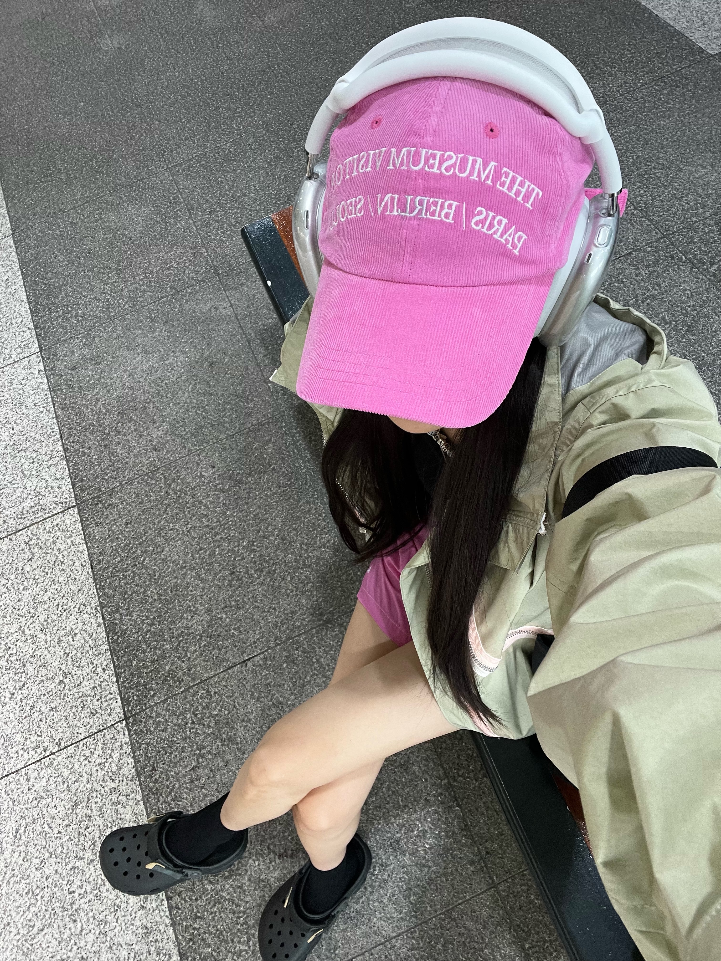 Crocs All Terrain Clog Black, Apple AirPods Max Lightning Silver (Korean Ver.) 착용 스타일