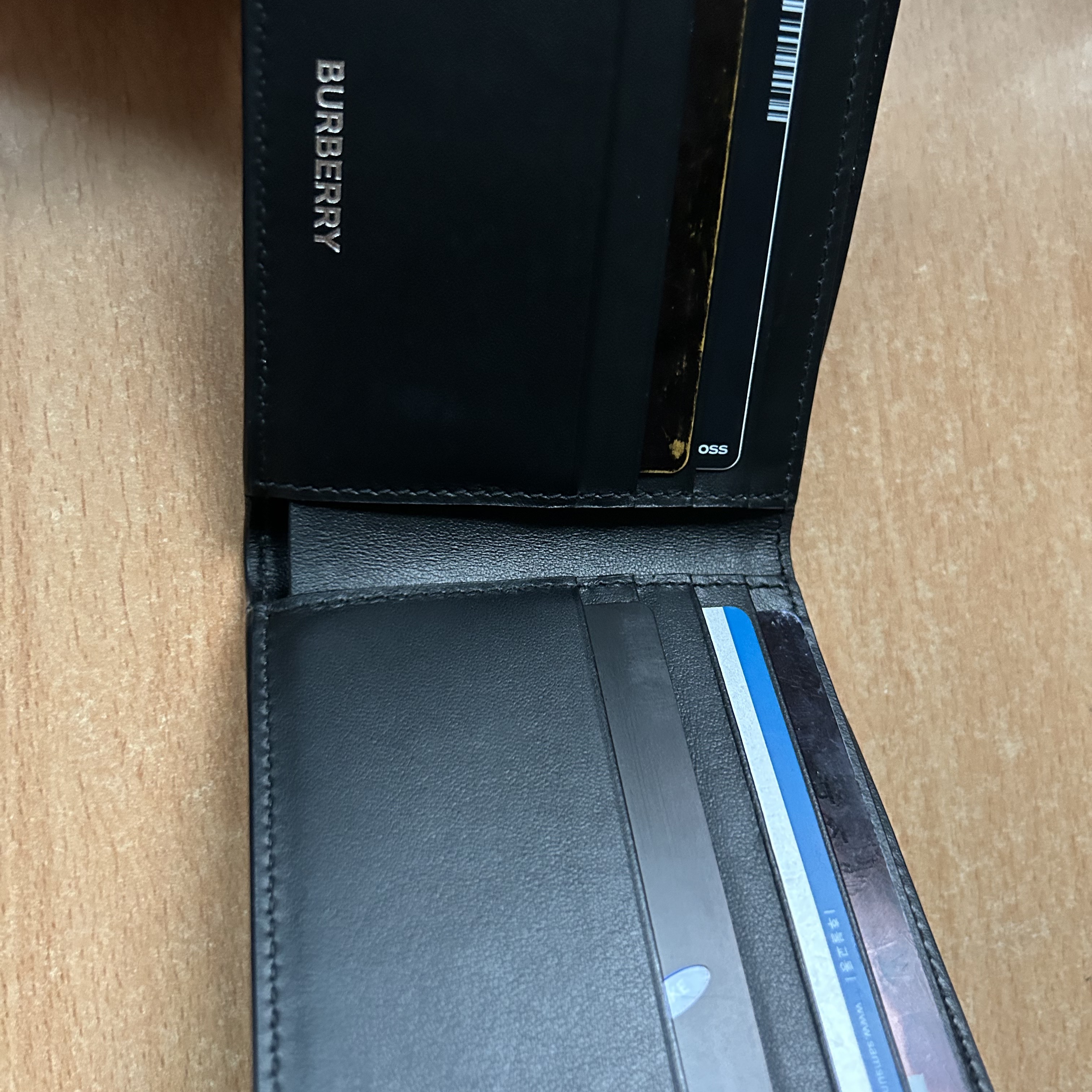 Burberry Vintage Check Bifold Wallet Archive Beige 착용 스타일 - 2