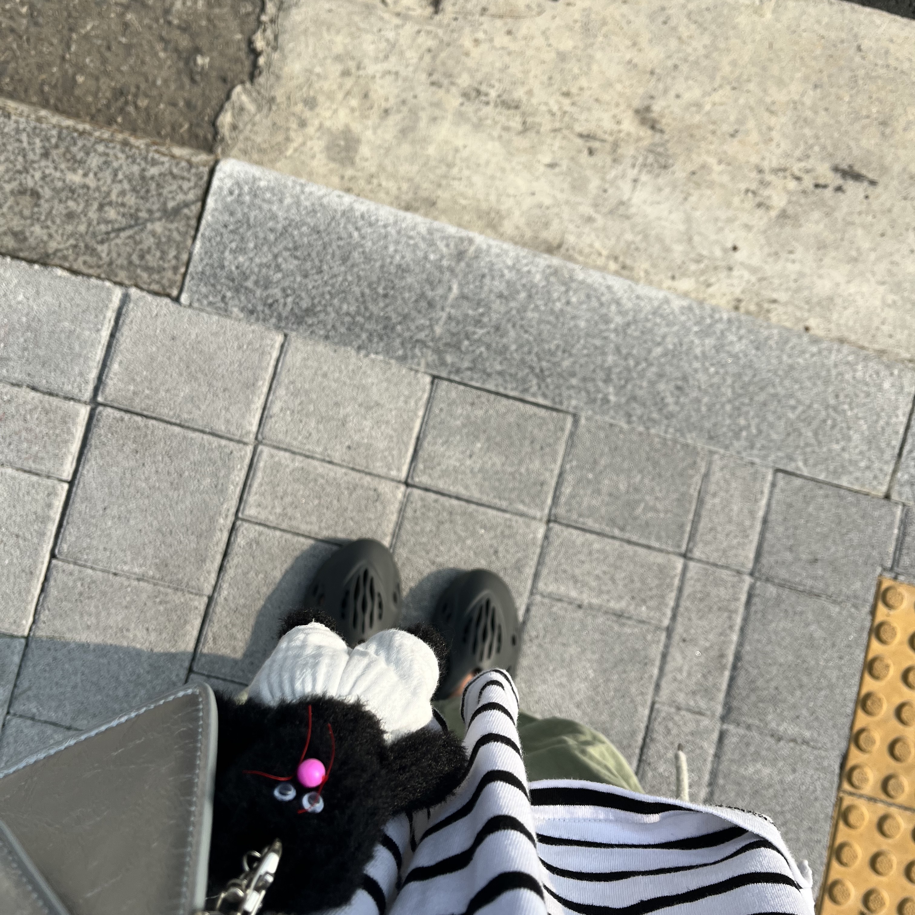 Adidas Yeezy Foam RNNR Carbon, [KREAM 단독] Monamhee Beulpingi Keyring with White Pants Black 착용 스타일