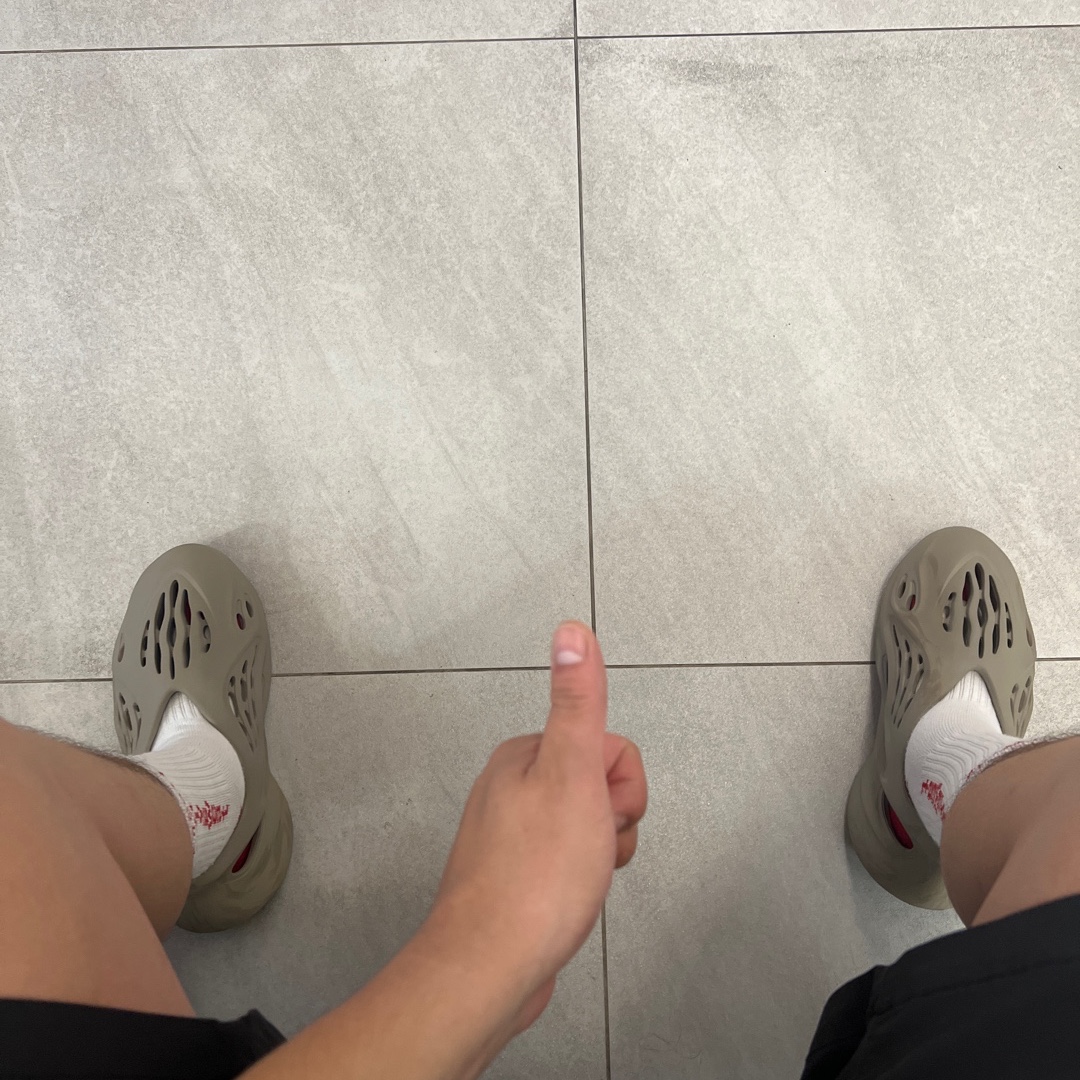 Adidas Yeezy Foam RNNR Stone Sage 착용 스타일 - 1