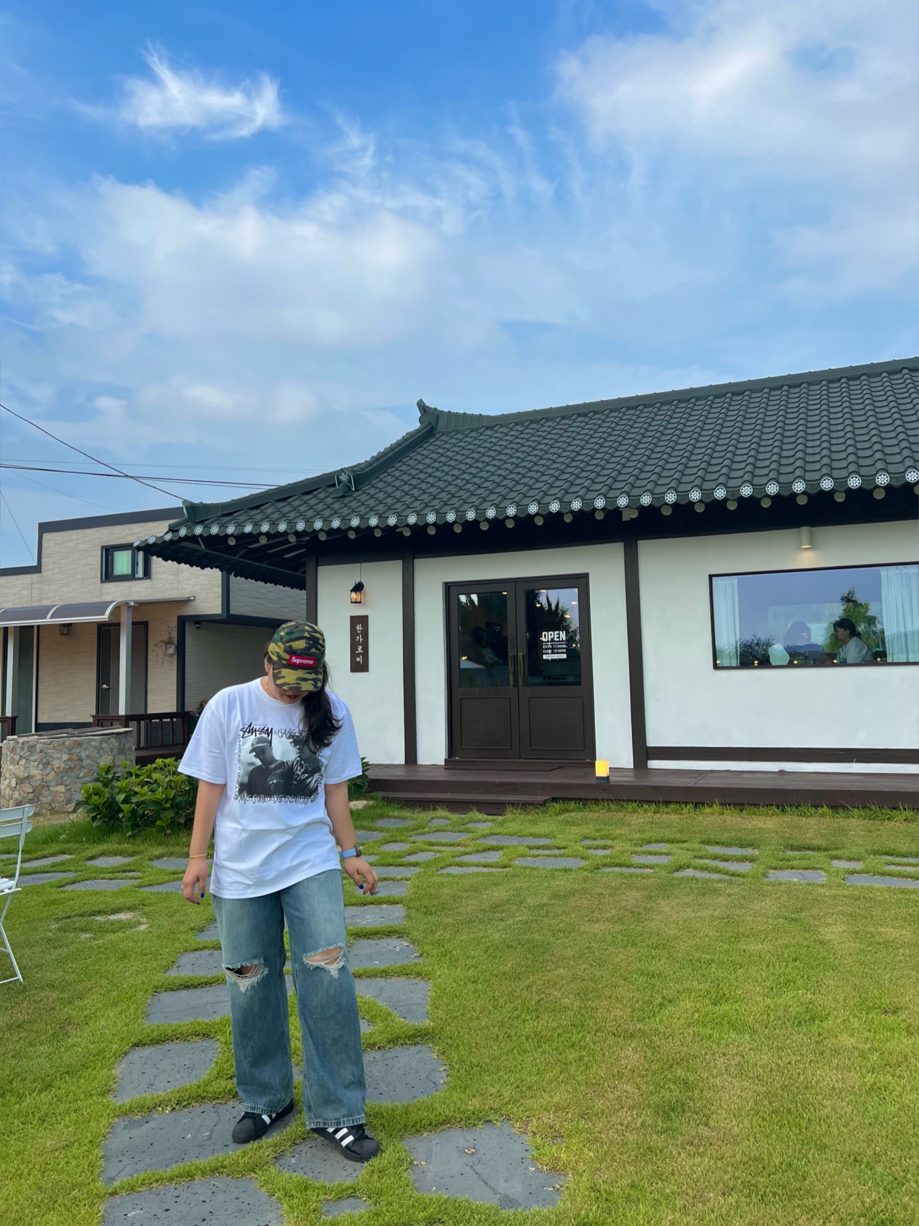 Supreme Layered Camo Camp Cap Green - 23SS, Stussy x Gang Starr Take It Personal T-Shirt White 착용 스타일