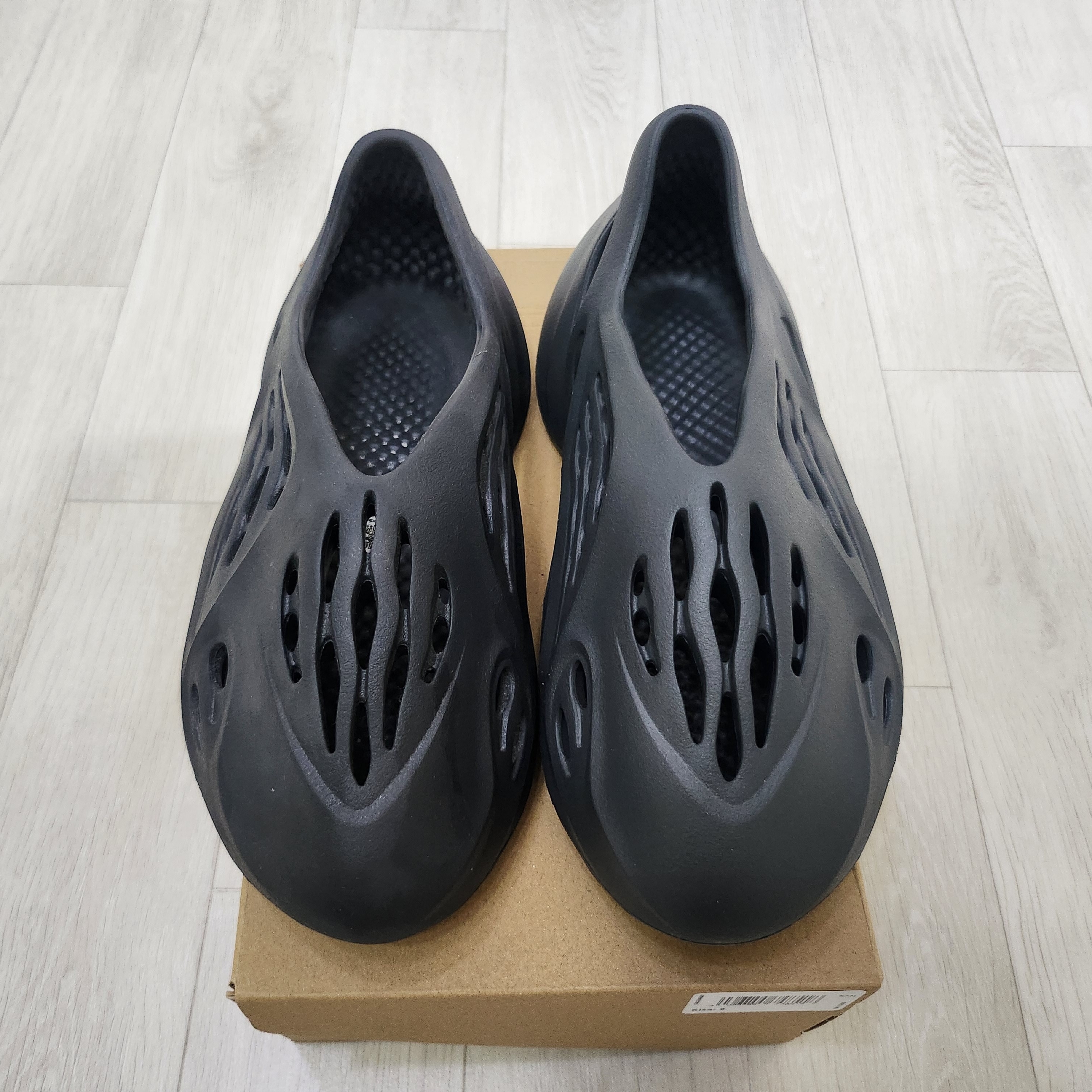 Adidas Yeezy Foam RNNR Carbon, Adidas Yeezy Foam RNNR Onyx 착용 스타일 - 3