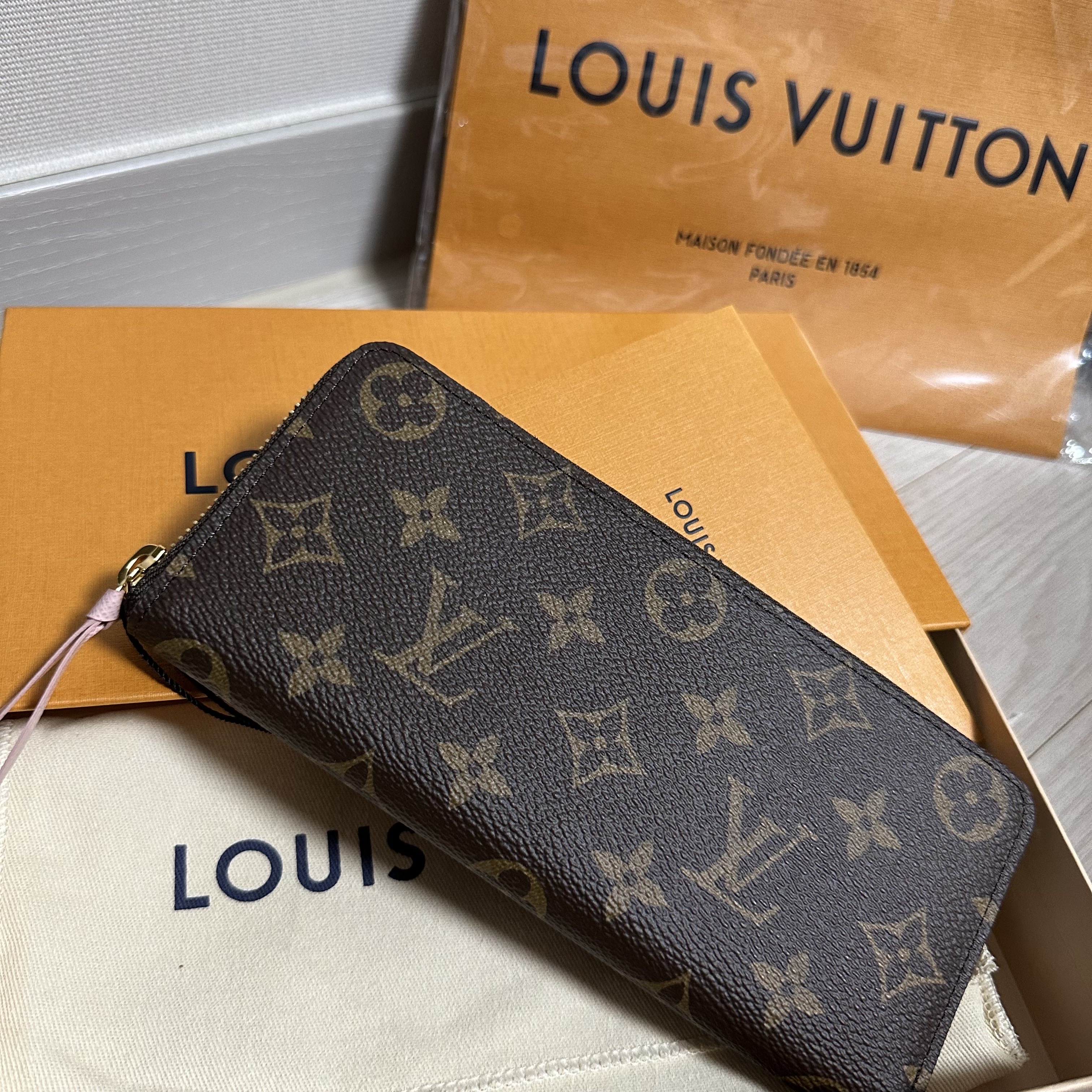 Louis Vuitton Clemence Wallet Monogram Rose Ballerine Pink 착용 스타일 - 1