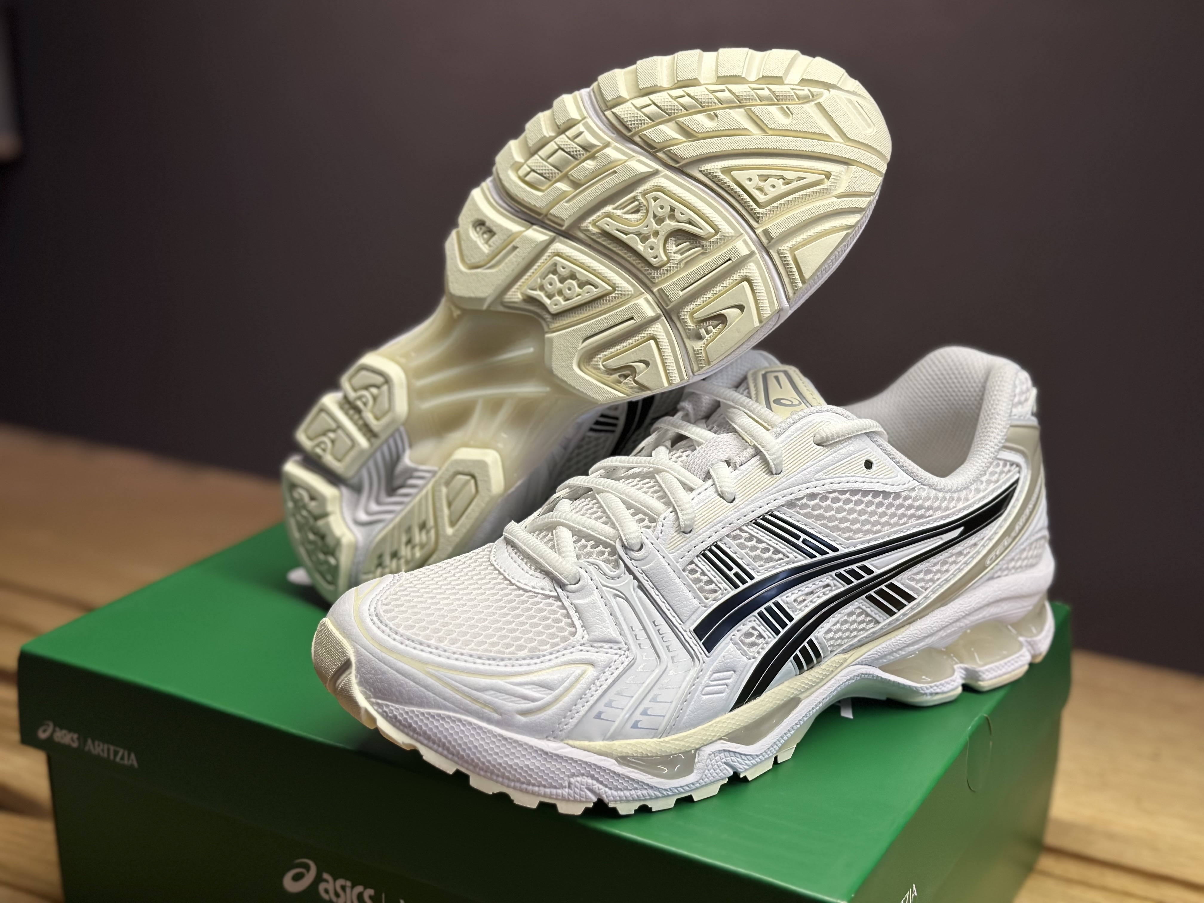 Asics x Aritzia Gel-Kayano 14 White Black 착용 스타일 - 3