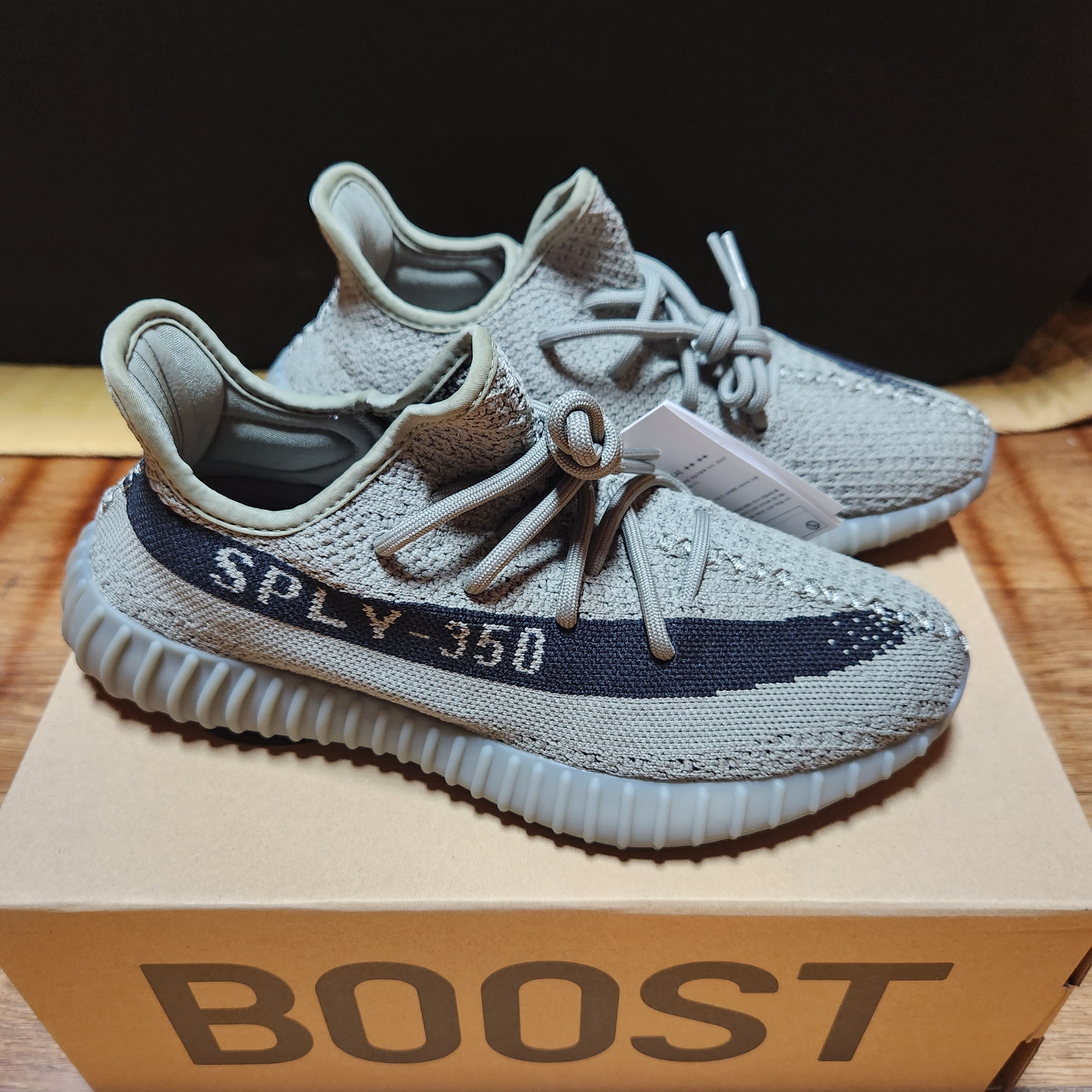 Adidas Yeezy Boost 350 V2 Granite Core Black 착용 스타일 - 2