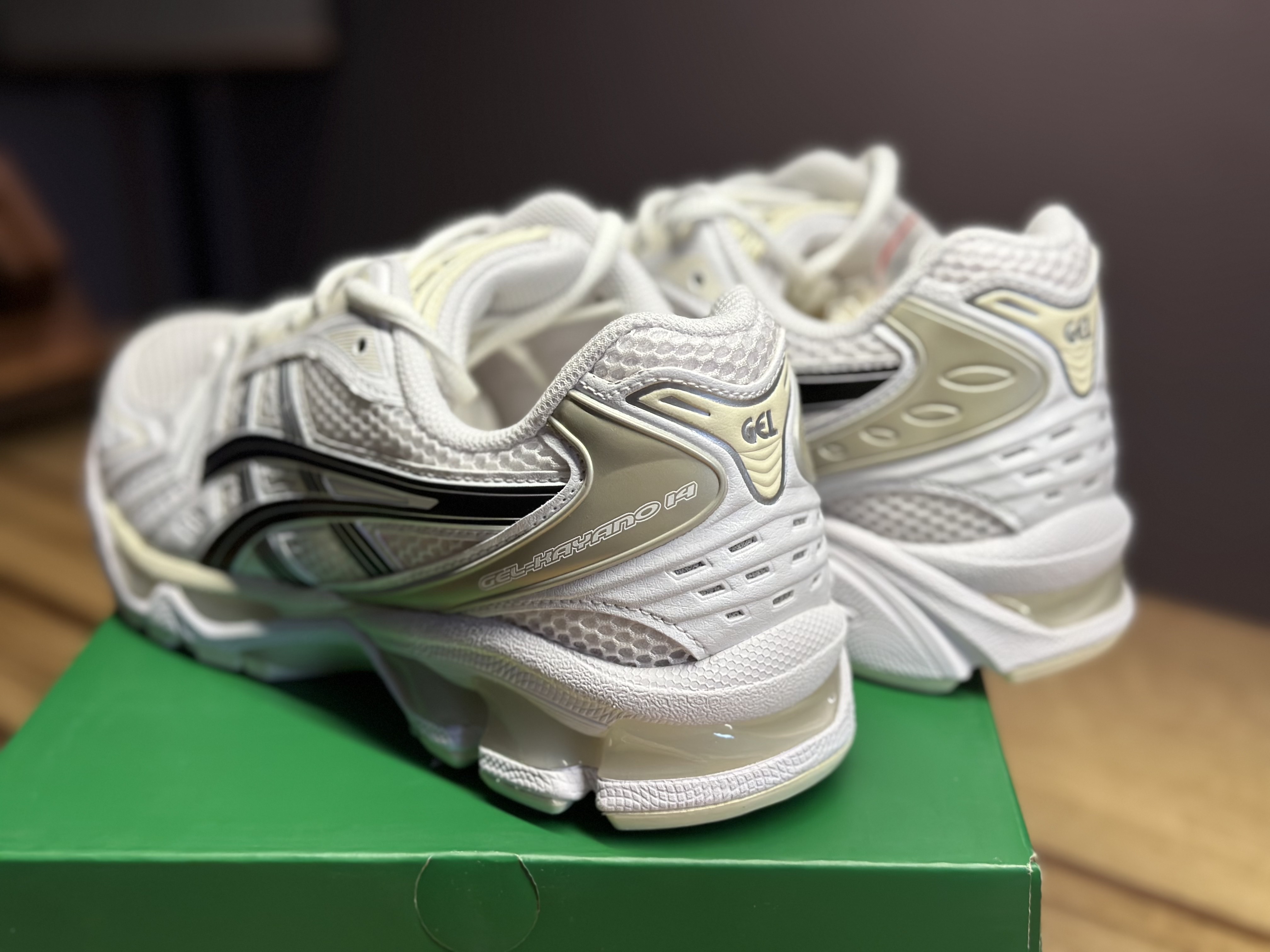 Asics x Aritzia Gel-Kayano 14 White Black 착용 스타일 - 4