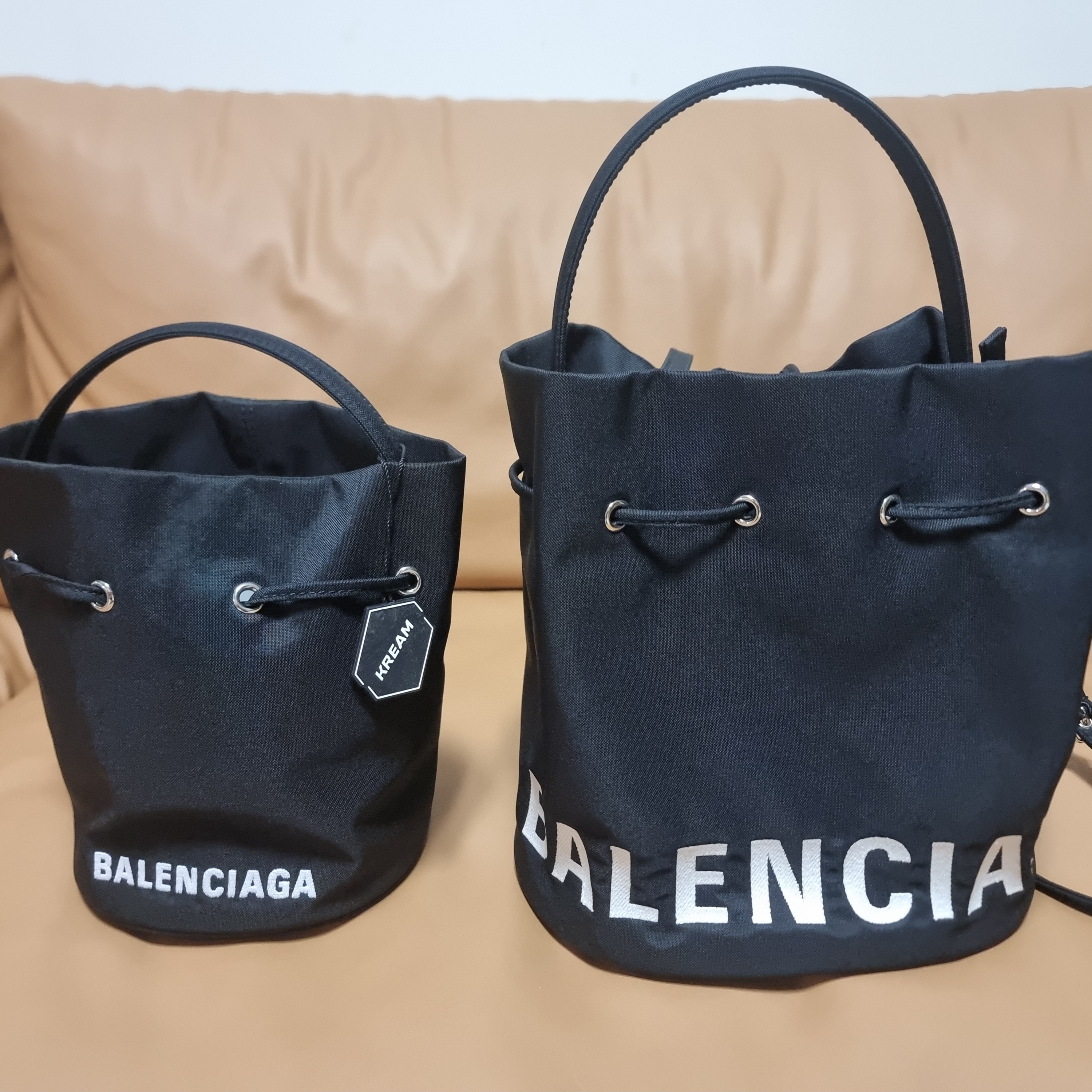 Balenciaga Wheel XS Drawstring Bucket Bag Black White 착용 스타일