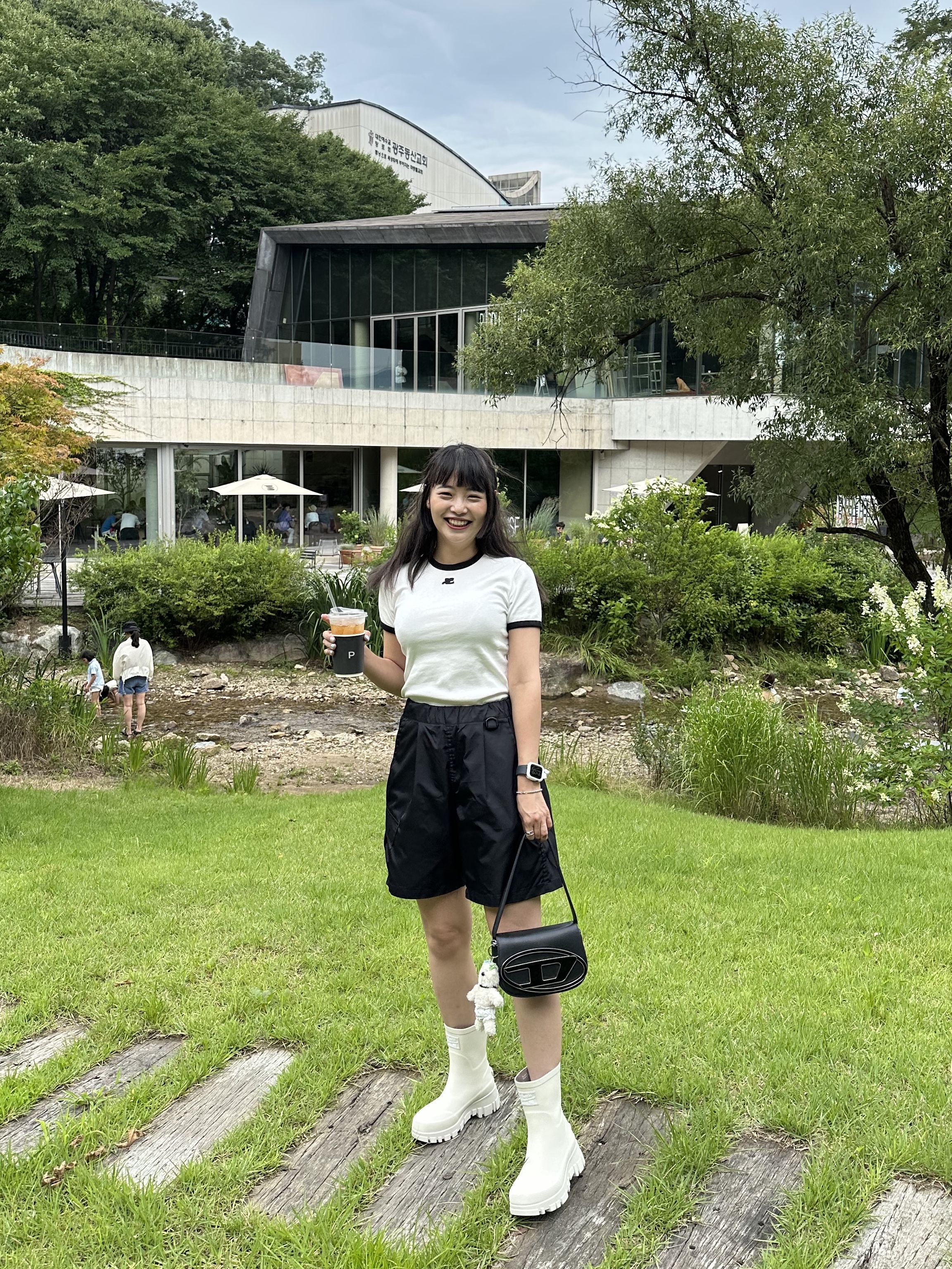 (W) Courreges Reedition Bumpy Contrast T-Shirt Heritage White Black, (W) Rockfishweatherwear Flatform Middle Rain Boots Cream 착용 스타일 - 1