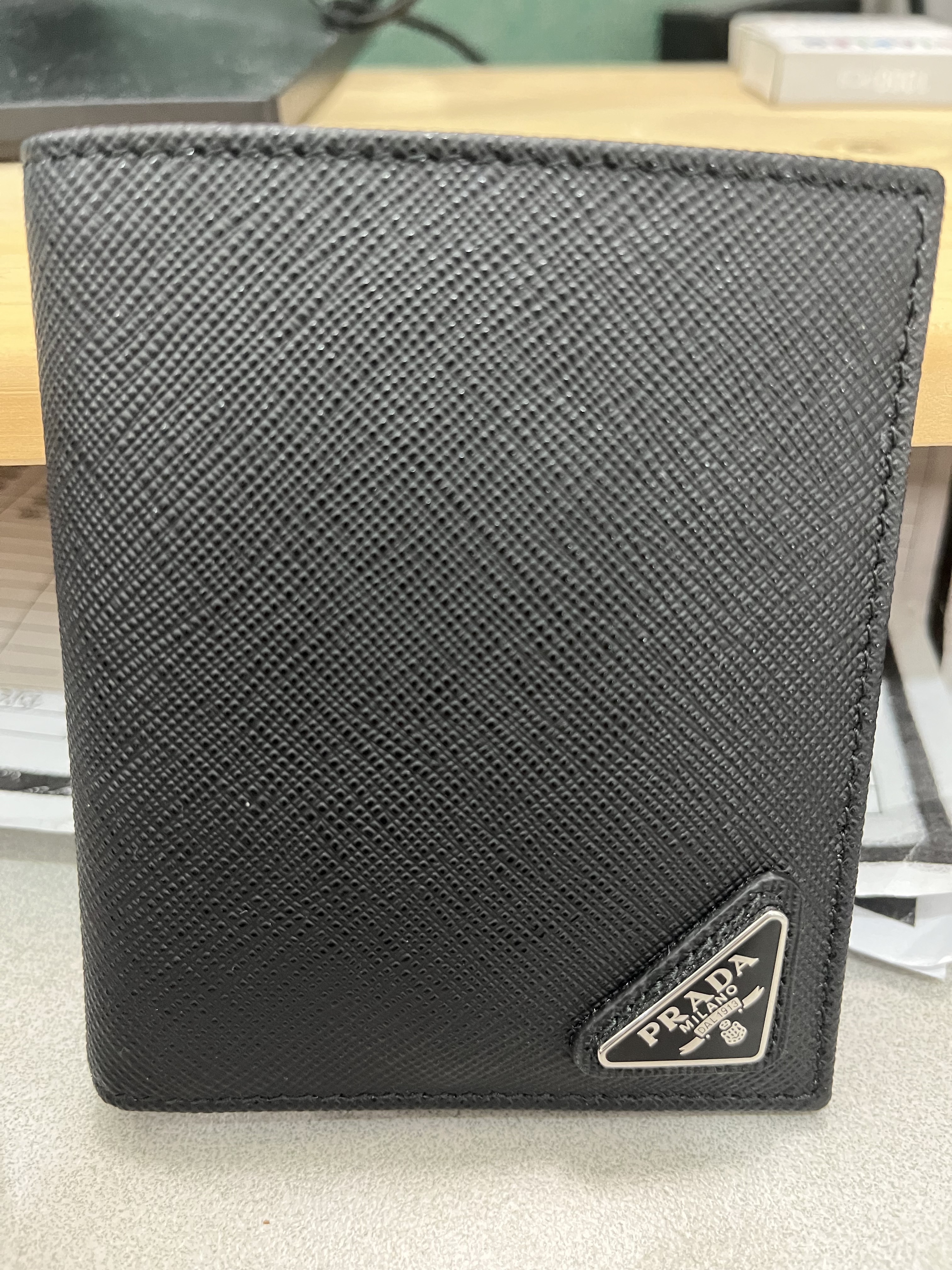 Prada Saffiano Leather Wallet Black 착용 스타일