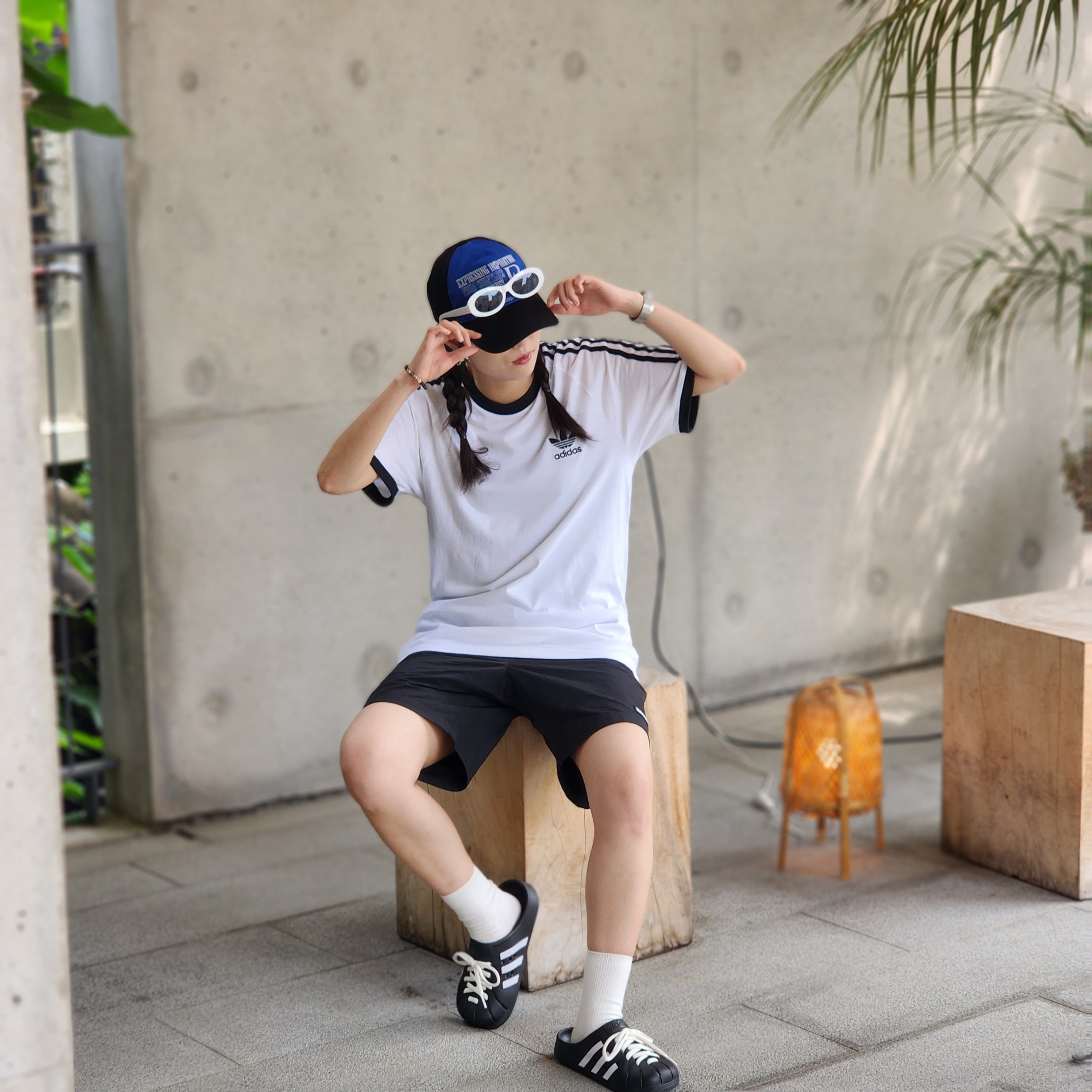 Adidas Adilette Clog Black White, (W) Adidas Adicolor Classics Slim 3S T-Shirt White - US Sizing 착용 스타일 - 2