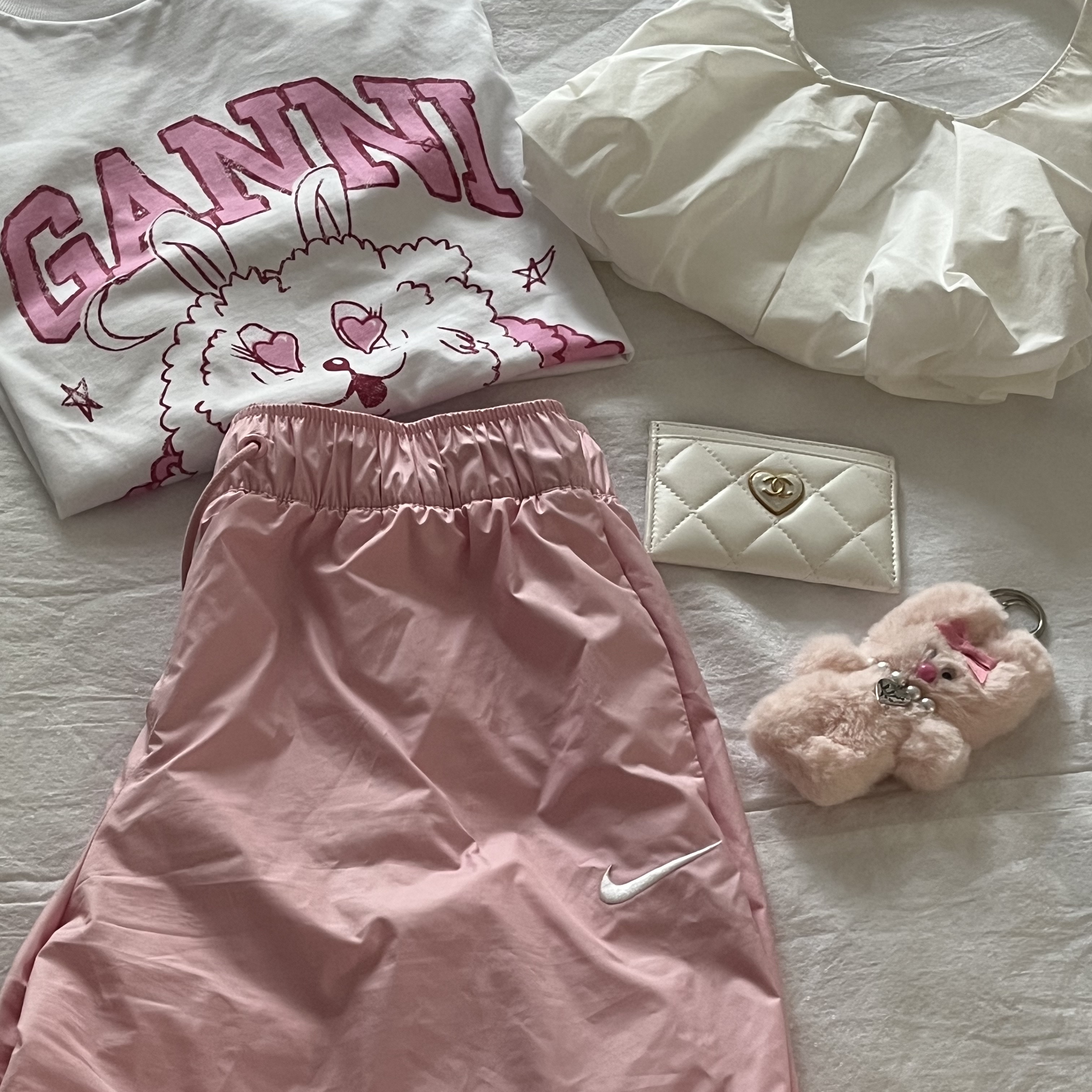 (W) Ganni Relaxed Love Bunny T-Shirt Bright White 착용 스타일 - 2