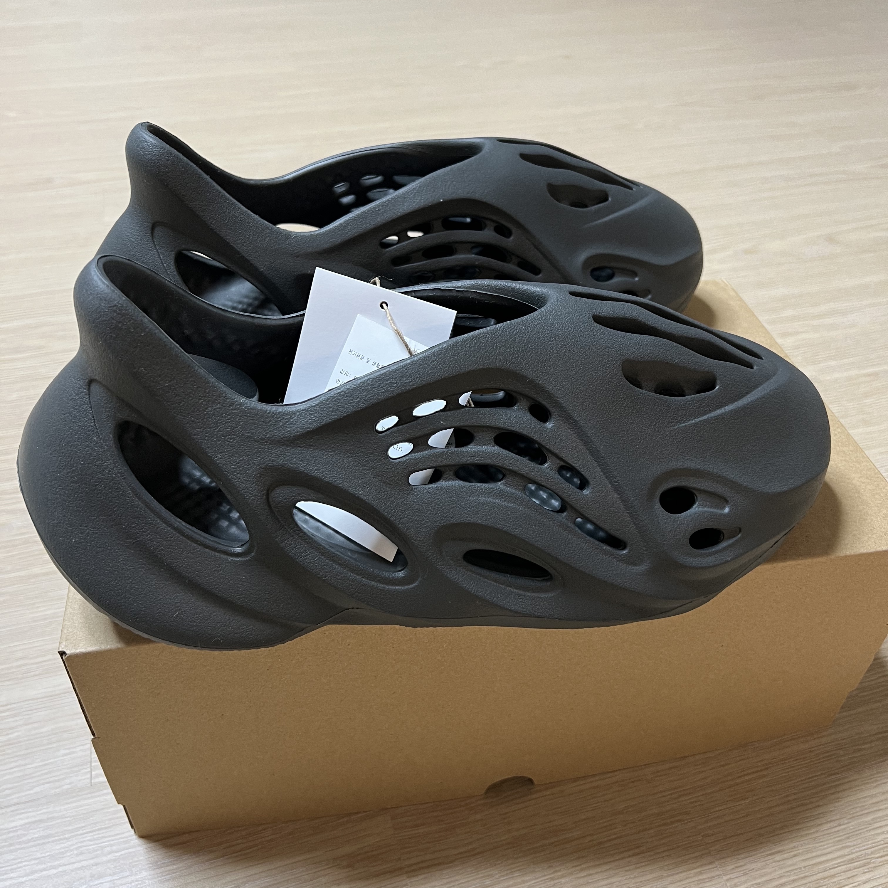 Adidas Yeezy Foam RNNR Carbon 착용 스타일 - 1