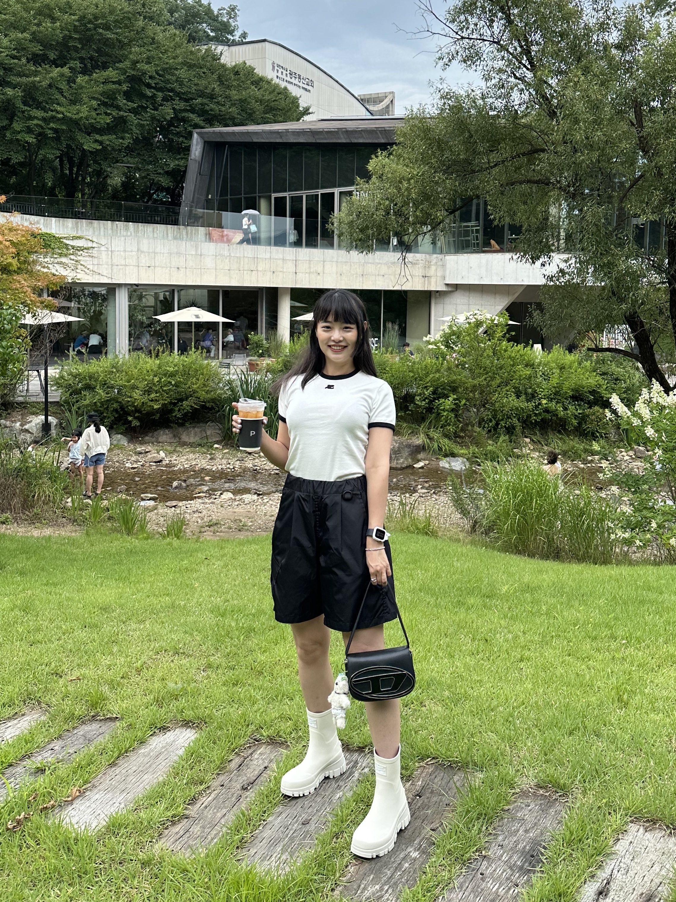 (W) Courreges Reedition Bumpy Contrast T-Shirt Heritage White Black, (W) Rockfishweatherwear Flatform Middle Rain Boots Cream 착용 스타일 - 2