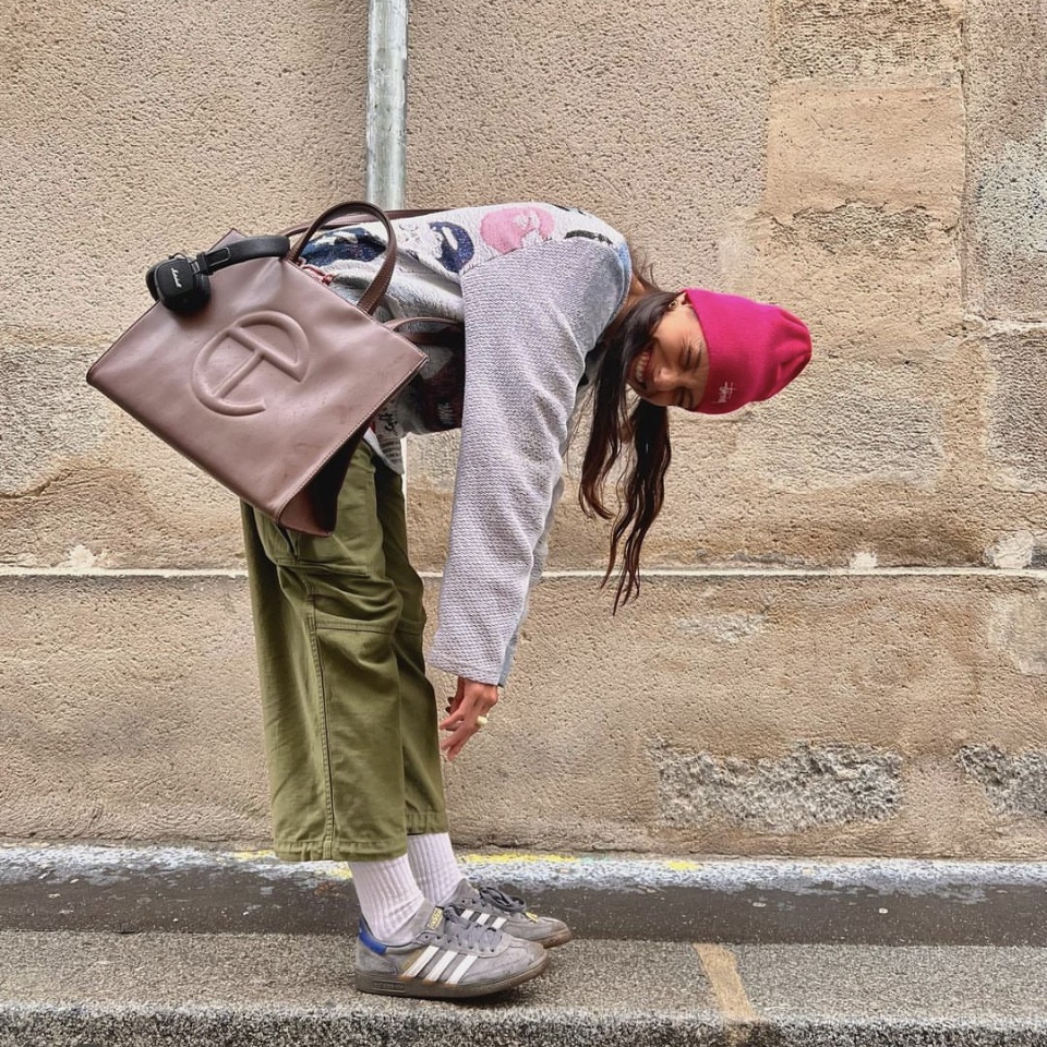 Telfar Large Shopping Bag Tan, Stussy Basic Cuff Beanie Hot Pink 착용 스타일