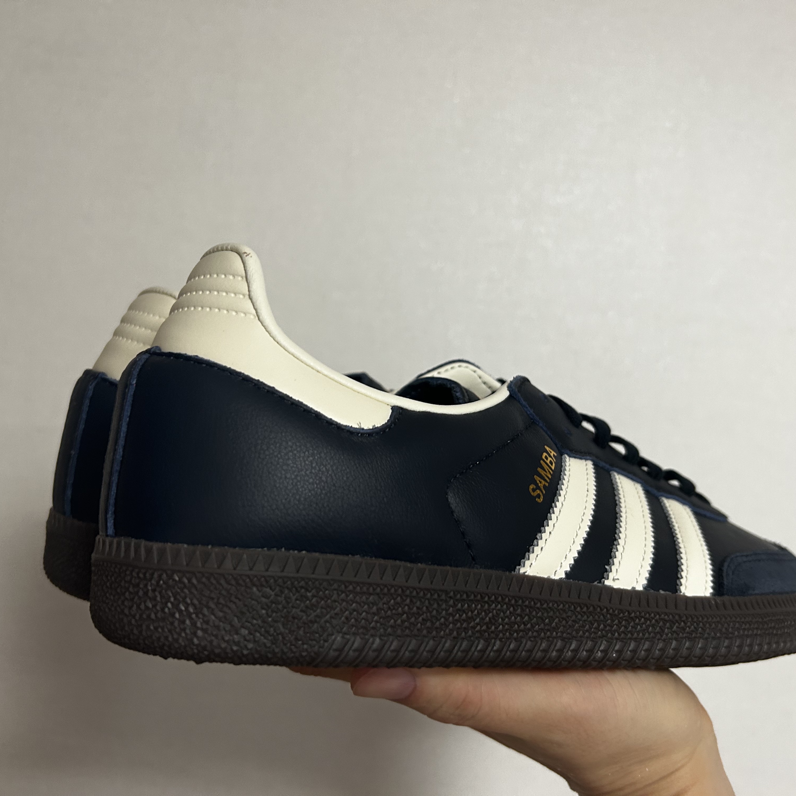 Adidas Samba OG Night Navy Cream White 착용 스타일 - 2